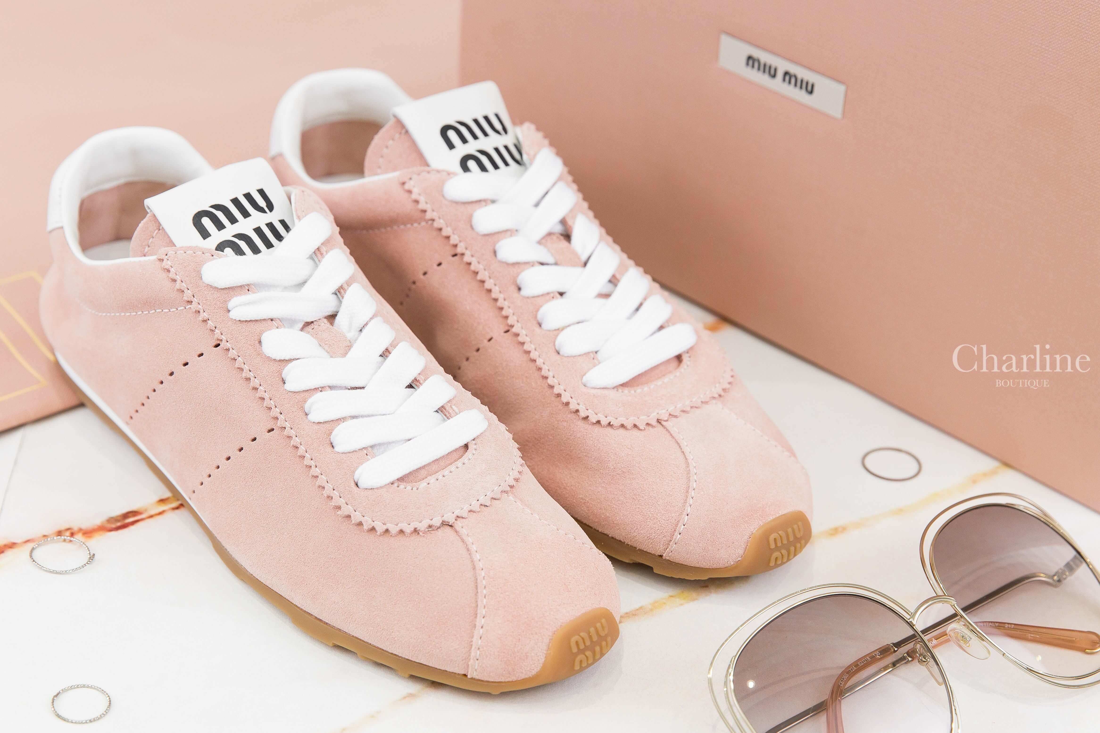 Miu Miu Plume Suede Sneakers 蘭花粉麂皮棕白色皮革飾邊黑字運動鞋-Charline Boutique 精品代購