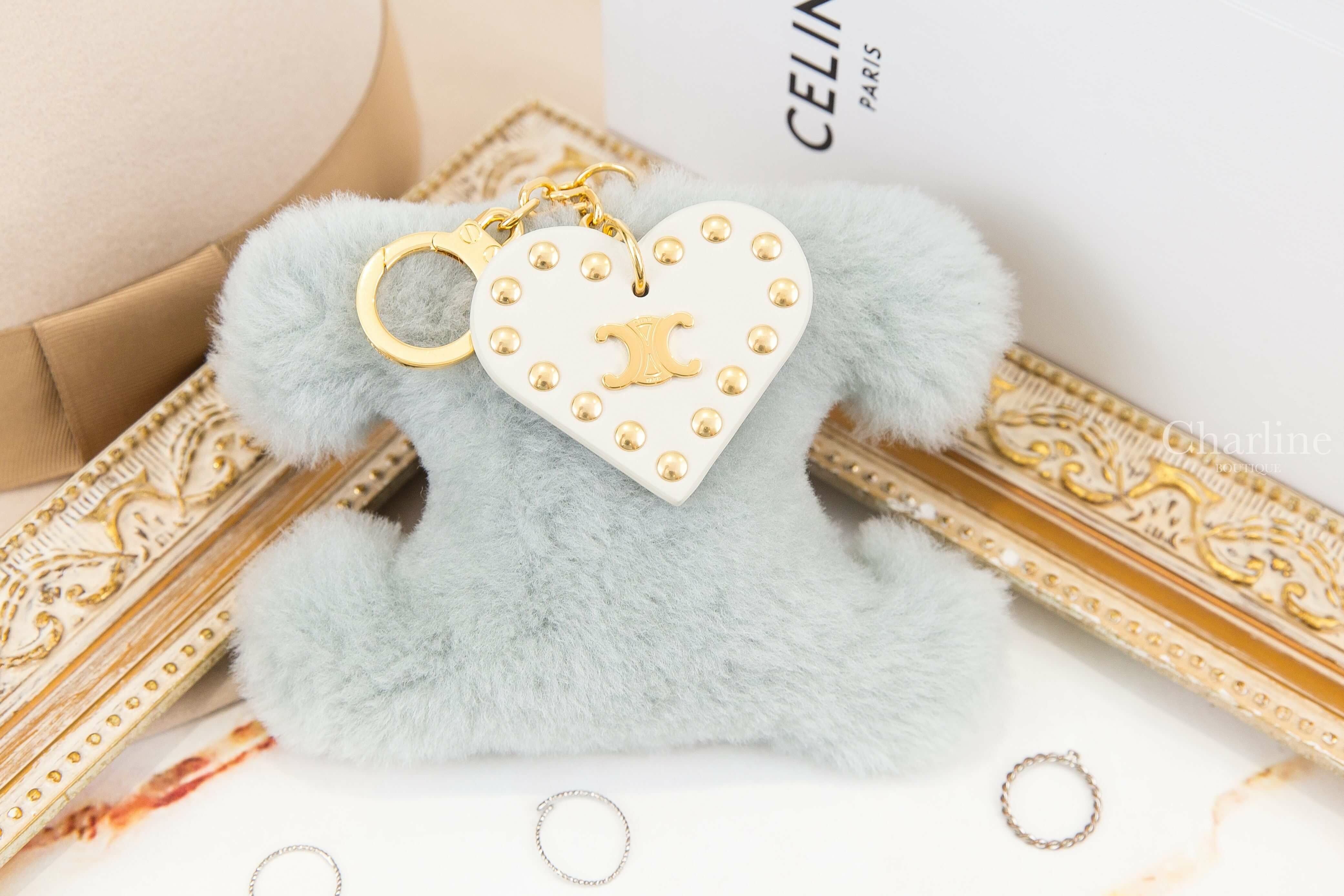 Celine Triomphe Pom-pom Keyring With Heart In Shearling And Calfskin With Gold Finishing 泥土藍毛絨凱旋門金色凱旋門白色牛皮愛心綴飾金釦鑰匙圈