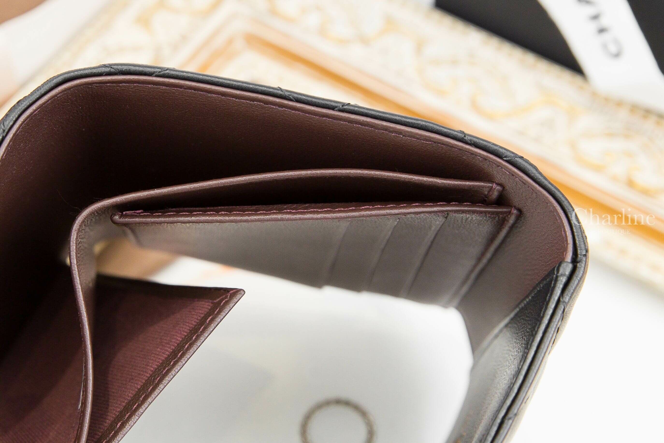 Chanel Classic Small Flap Wallet 黑色金CC酒紅內裡羊皮菱格紋三折短夾-Charline Boutique 精品代購