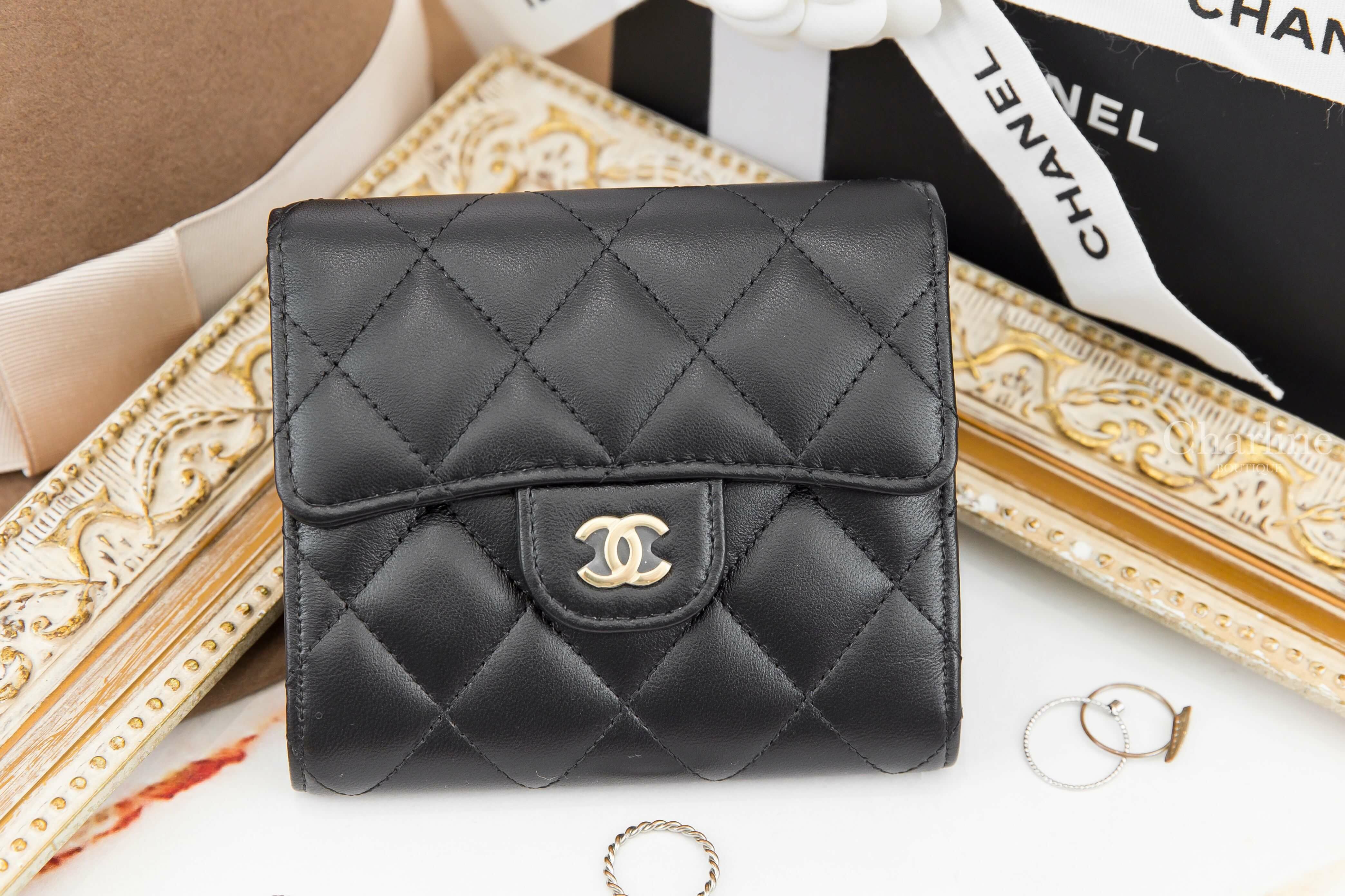 Chanel Classic Small Flap Wallet 黑色金CC酒紅內裡羊皮菱格紋三折短夾-Charline Boutique 精品代購