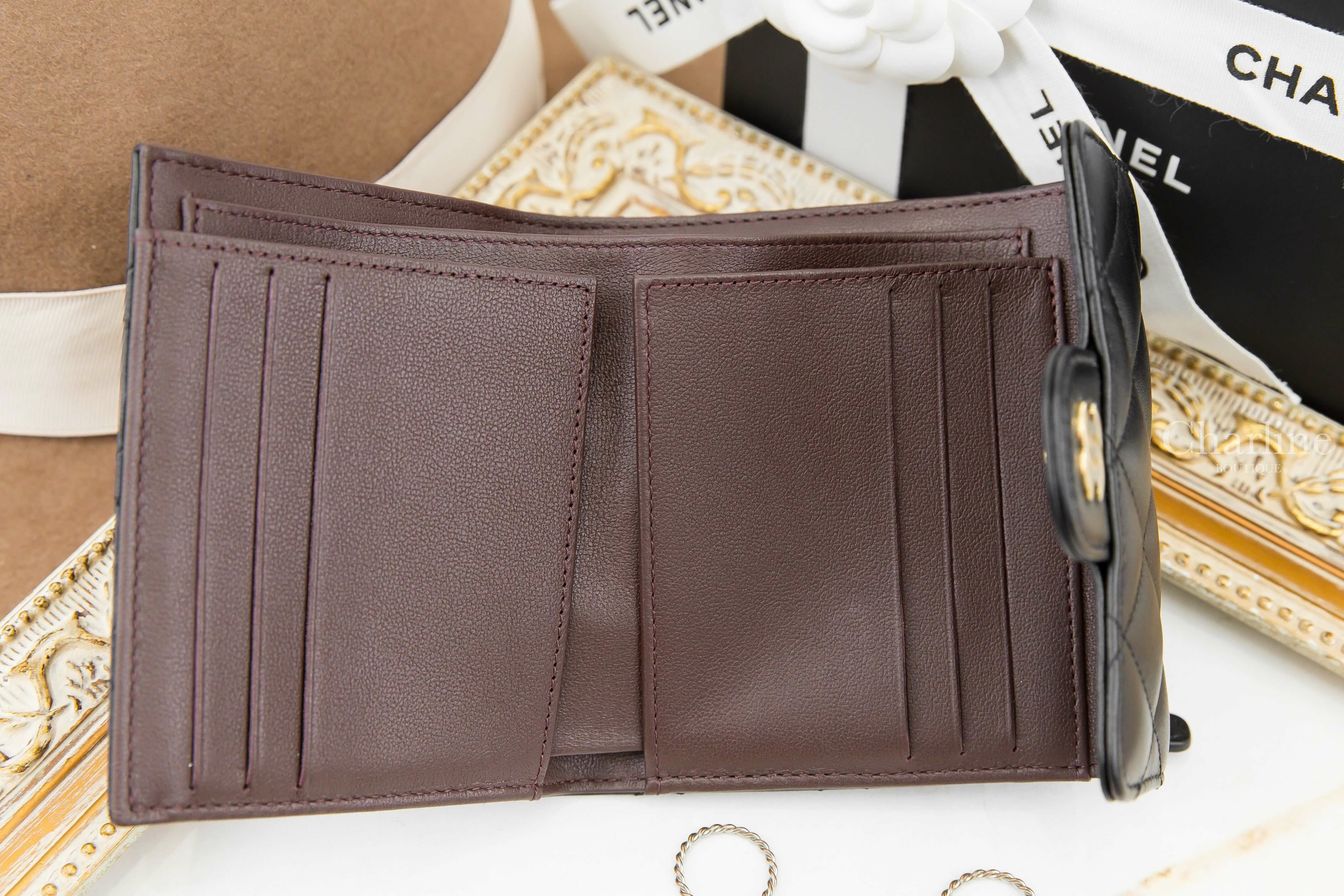 Chanel Classic Small Flap Wallet 黑色金CC酒紅內裡羊皮菱格紋三折短夾-Charline Boutique 精品代購