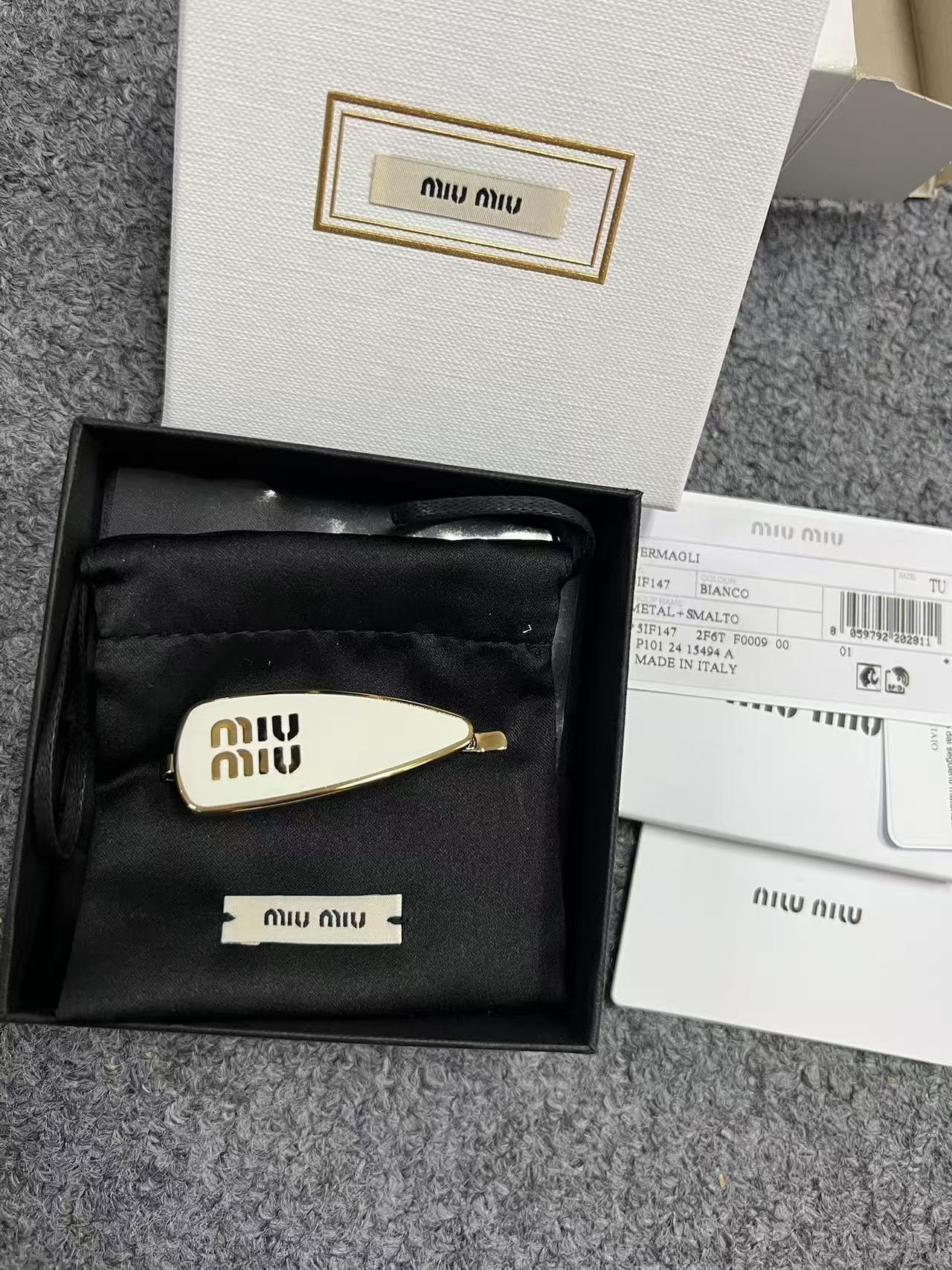 Miumiu新款發夾 -T