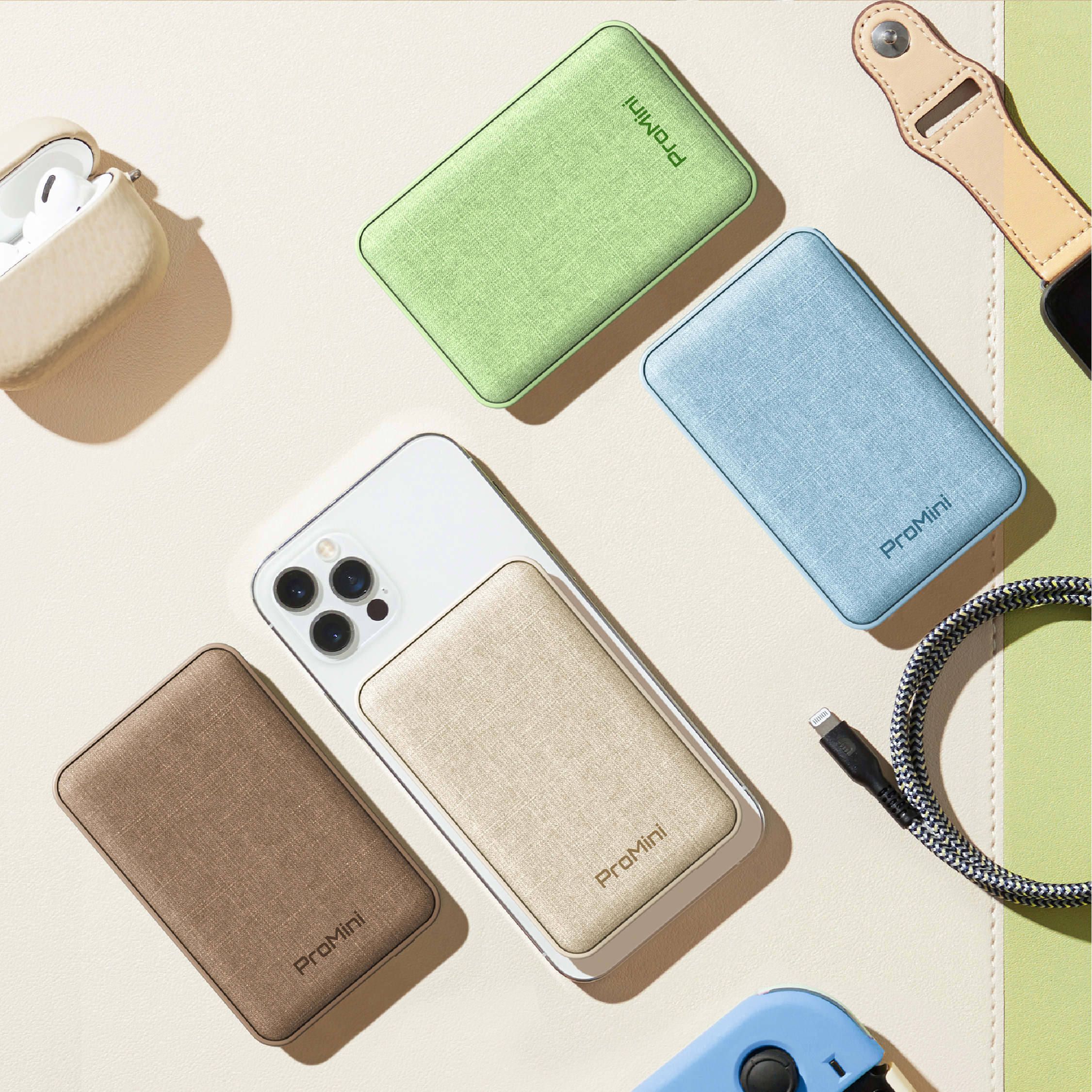 DTSL_ProMini 10MC 10000mAh Magnetic Wireless Portable Charger_Display with Phone