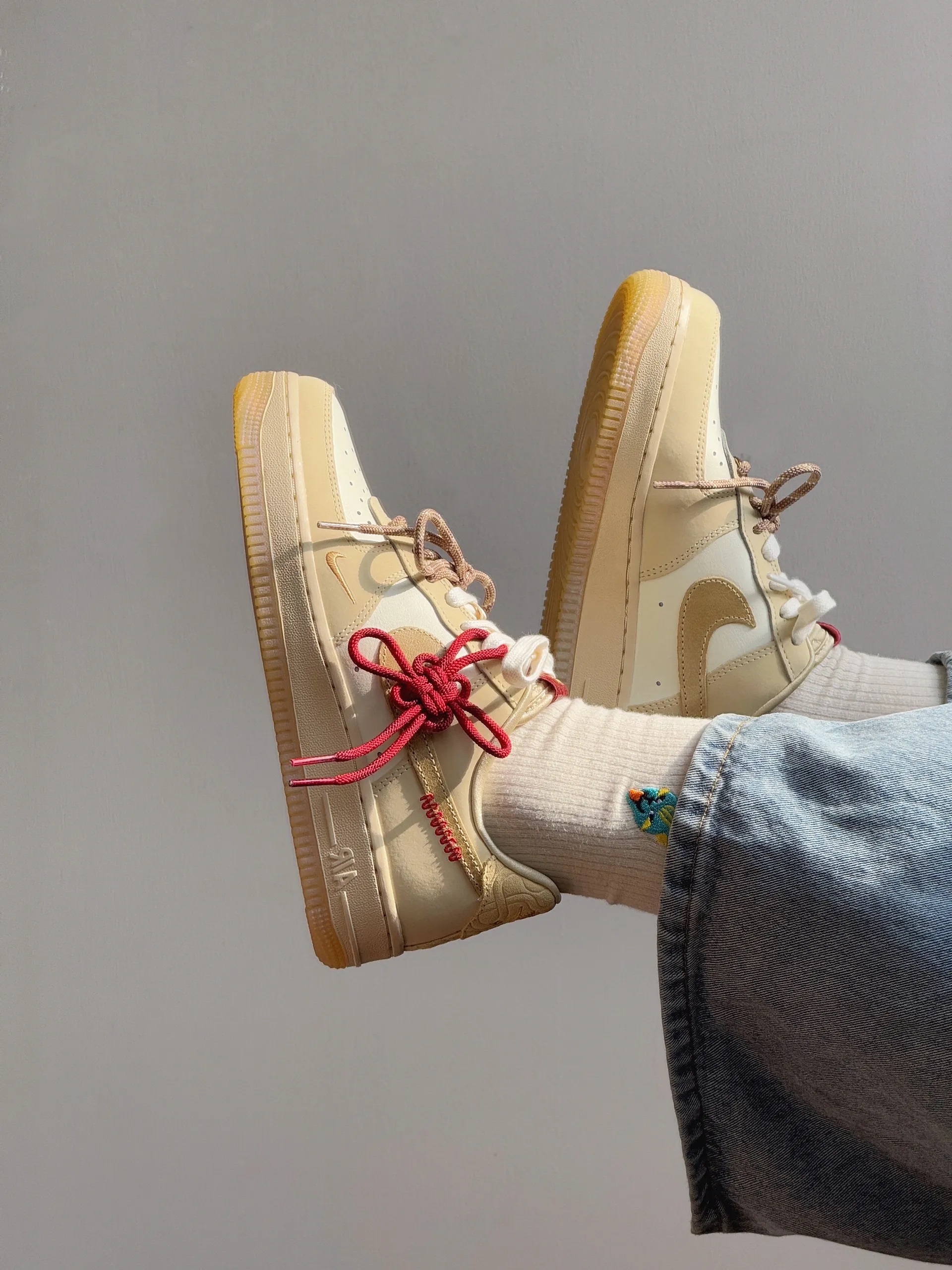 NIKE AIR FORCE 1 CNY AF1 2025年 蛇年限定 燕麥奶茶 紅色 焦糖底 中國結 外縫線 女鞋 HV5990-172 / 調貨