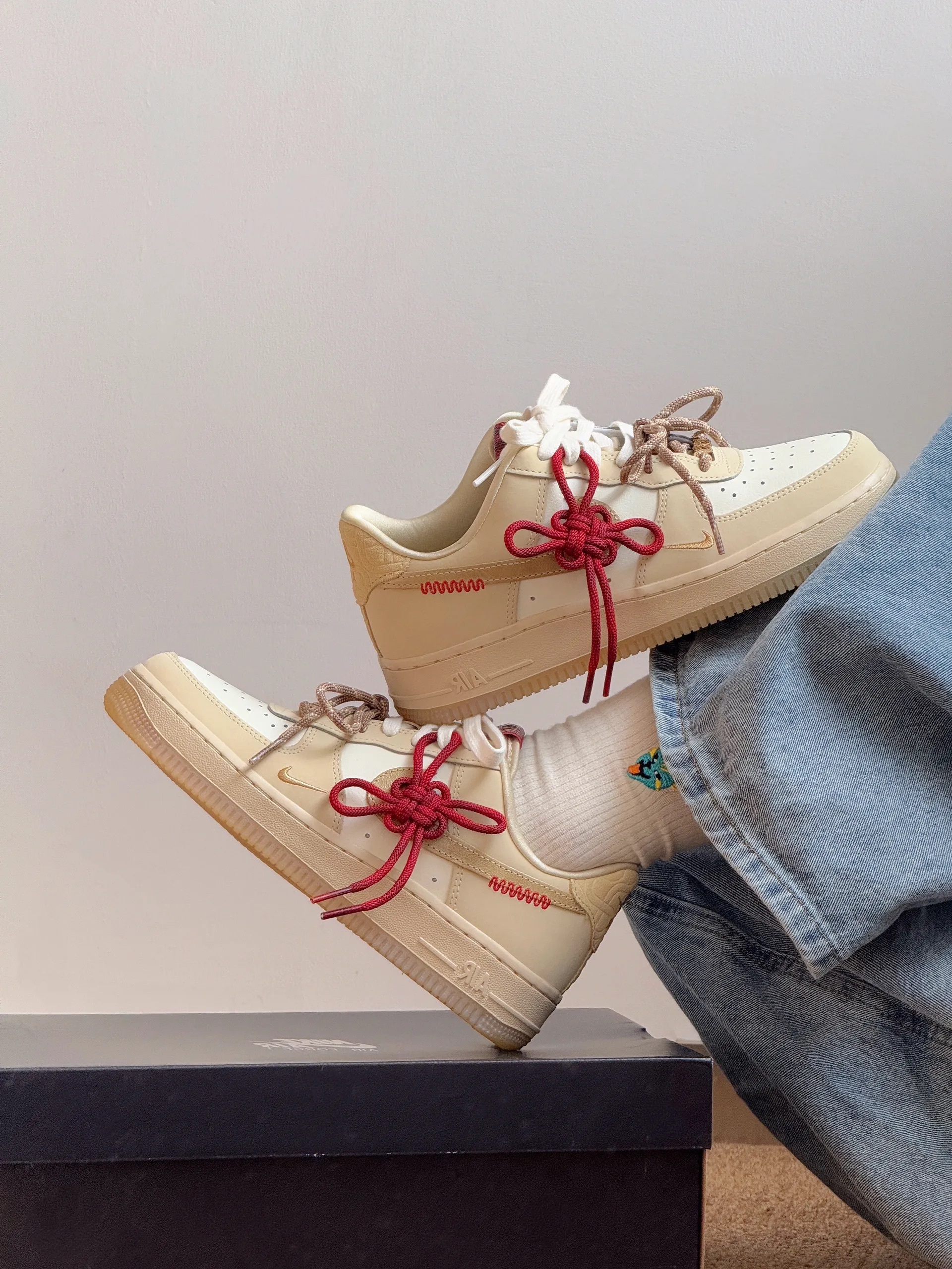NIKE AIR FORCE 1 CNY AF1 2025年 蛇年限定 燕麥奶茶 紅色 焦糖底 中國結 外縫線 女鞋 HV5990-172 / 調貨