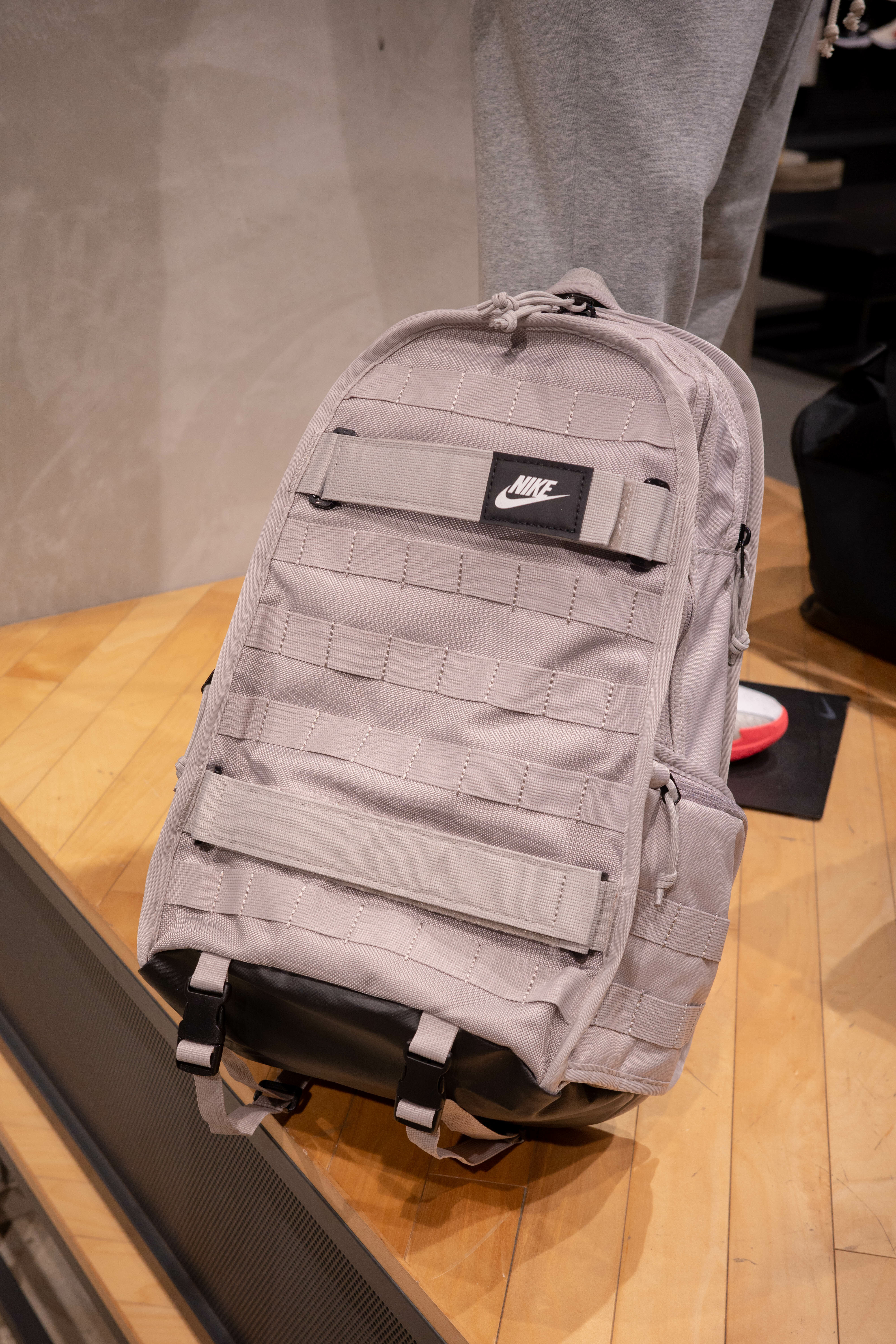 Nike RPM 26L 多夾層後背包 可放15吋筆電 黑FD7544-010、灰FD7544-009