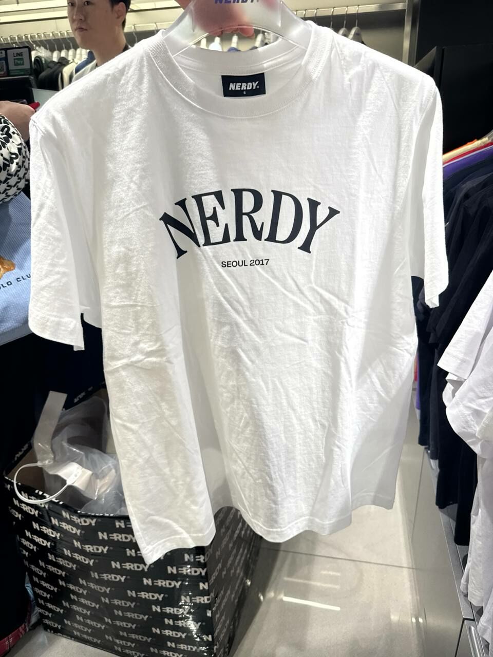 [K] NERDY SERIF ARCH LOGO S/S T-SHIRT, WHITE, PNEU24ST250004 (KN385)