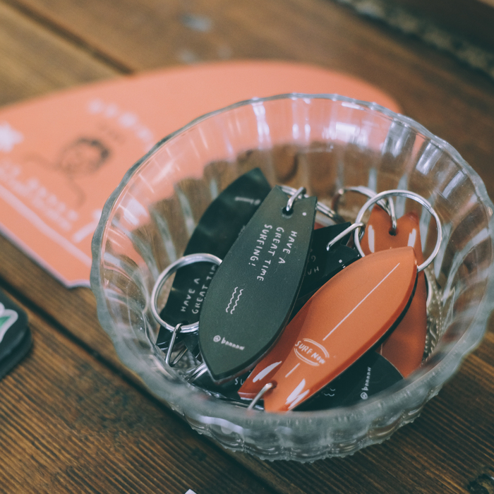 SP｜黑白小姐 Miss B&W｜壓克力鑰匙圈｜衝浪板