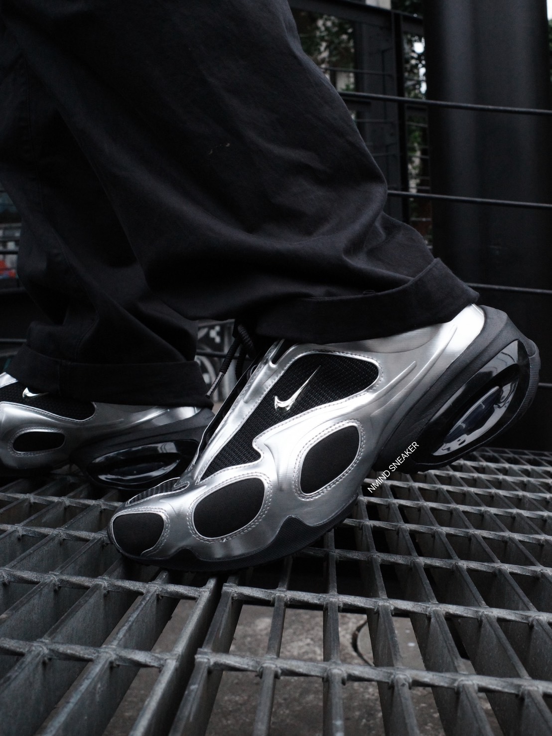 NIKE Air Max Muse Black and Metallic Silver 金屬感