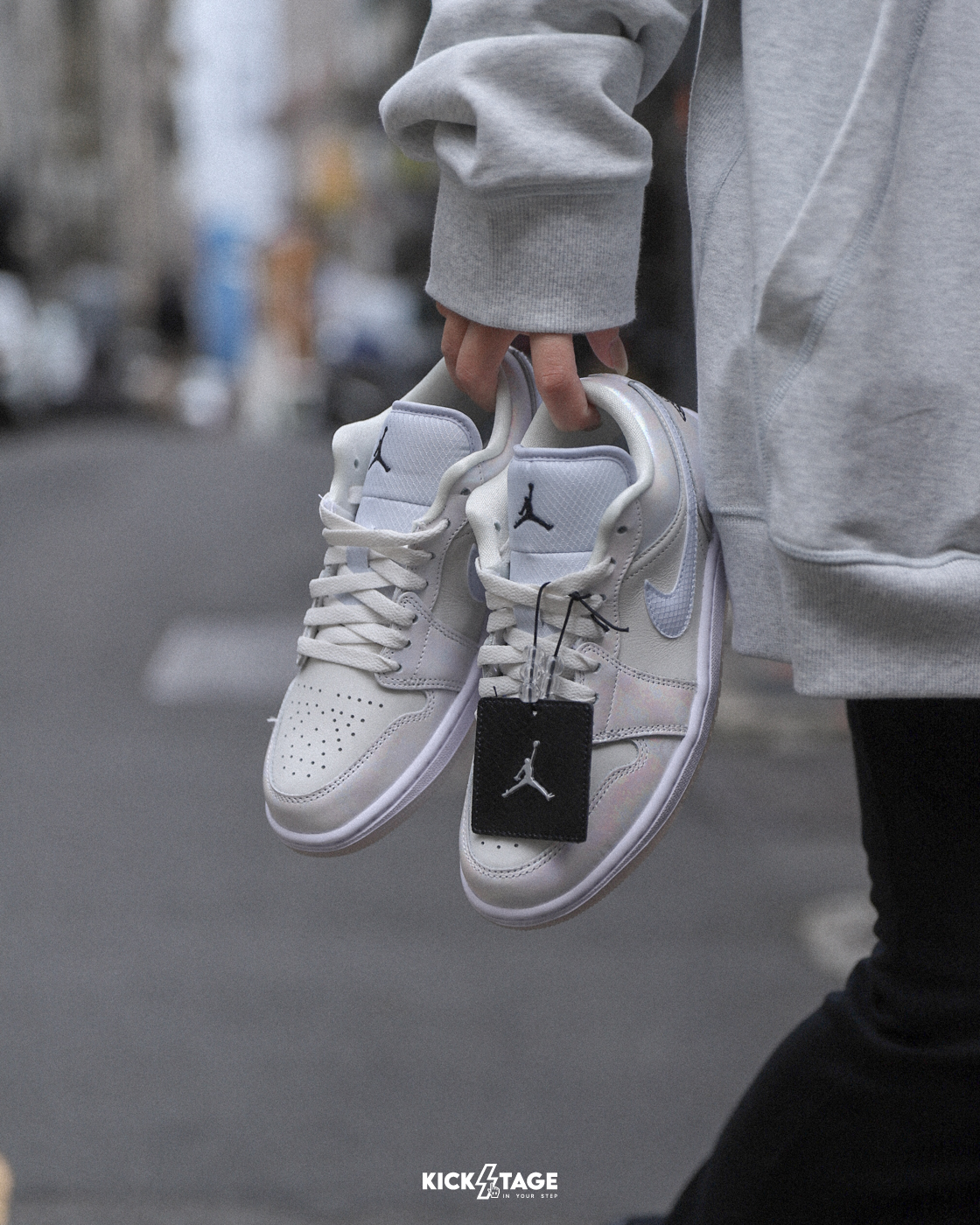 女鞋 NIKE W AIR JORDAN 1 LOW SE 'Year Of The Snake' 白 虹彩 皮革 蛇年限定 休閒鞋【HF4080-001】CNYSNAKE