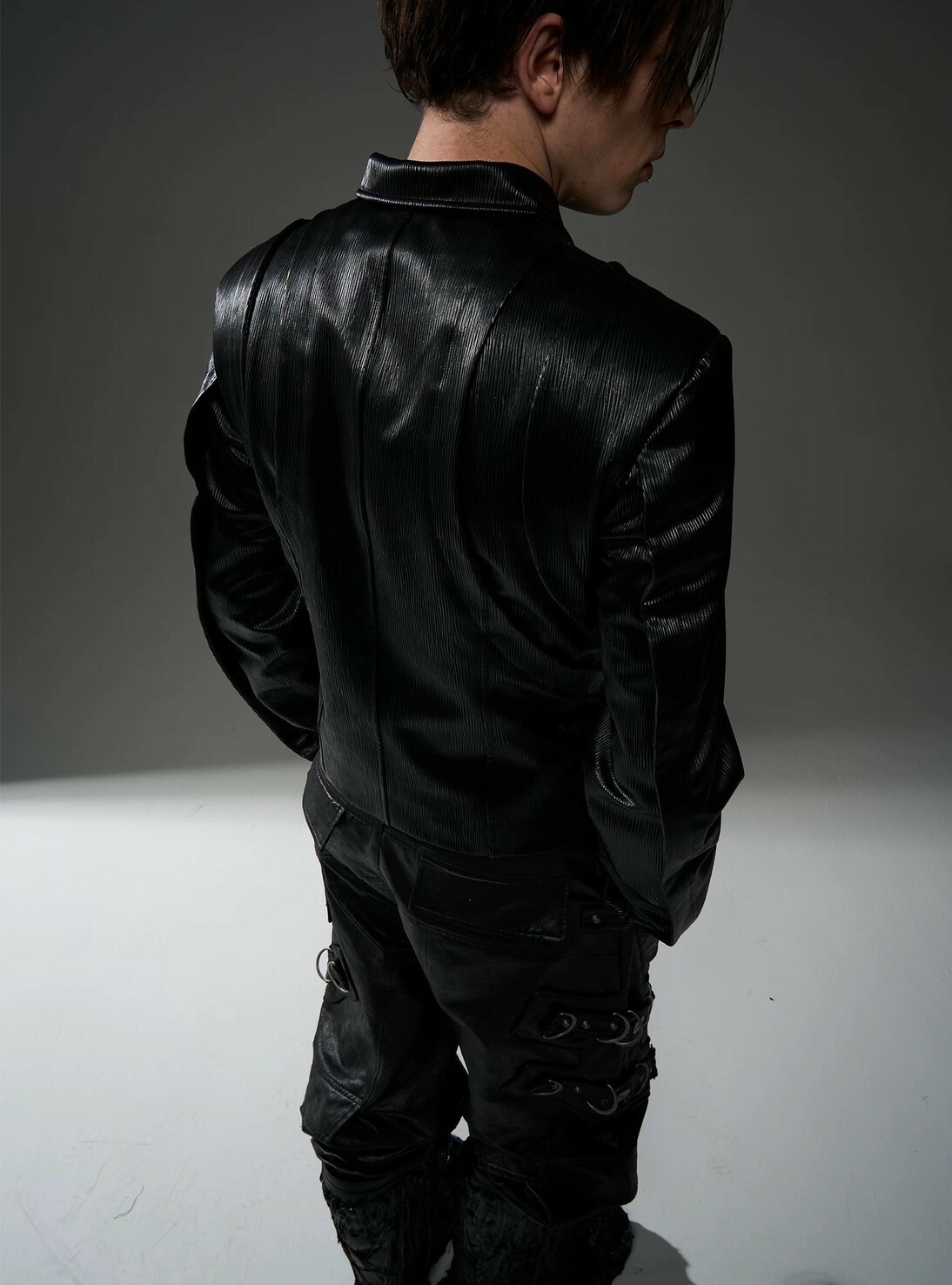 BLINDNOPLAN 短寬廓形 波紋拼接 立領皮衣外套