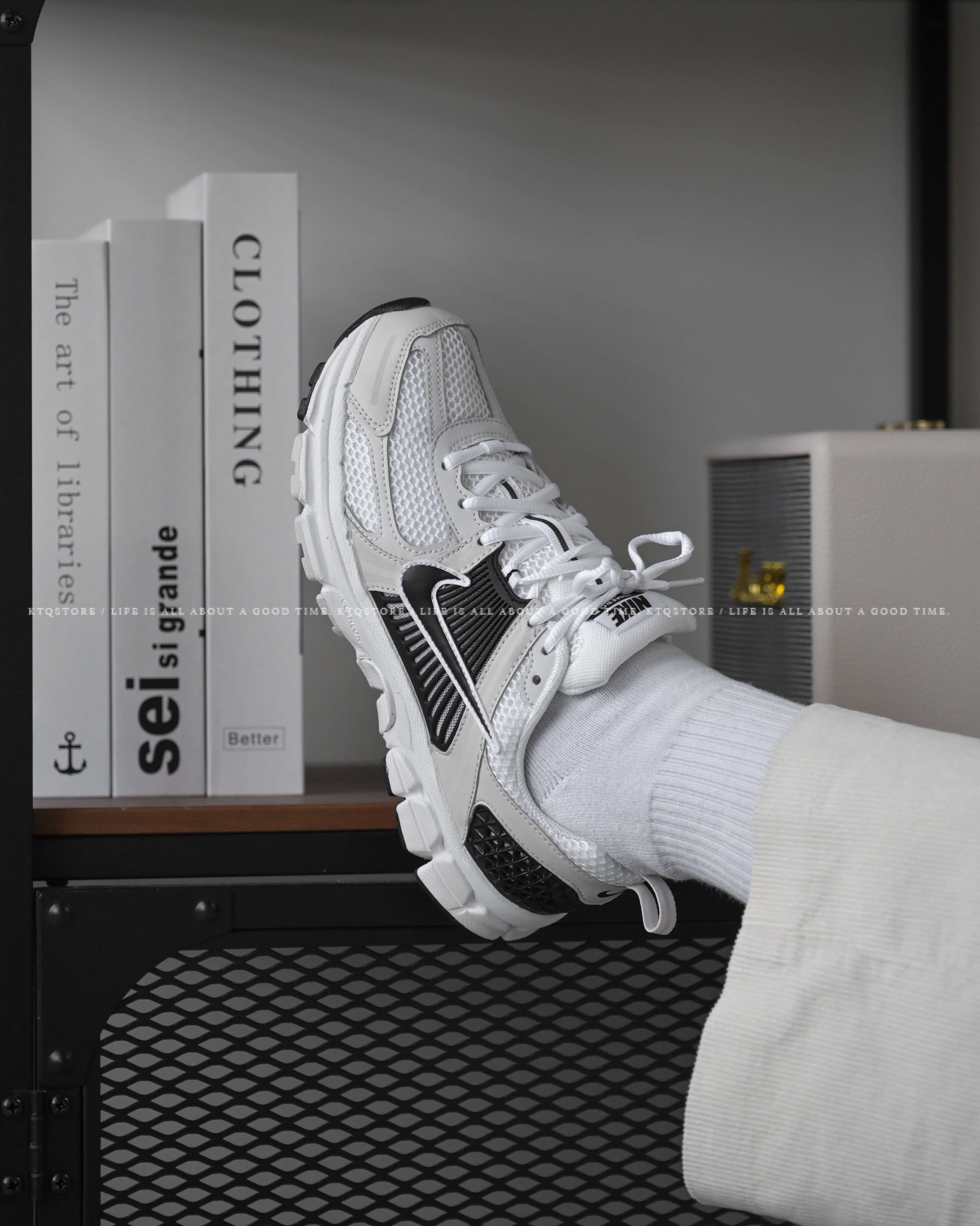 KTQ STORE ‧ NIKE ZOOM VOMERO 5 GS 白黑復古網狀大童鞋 HF6998-104