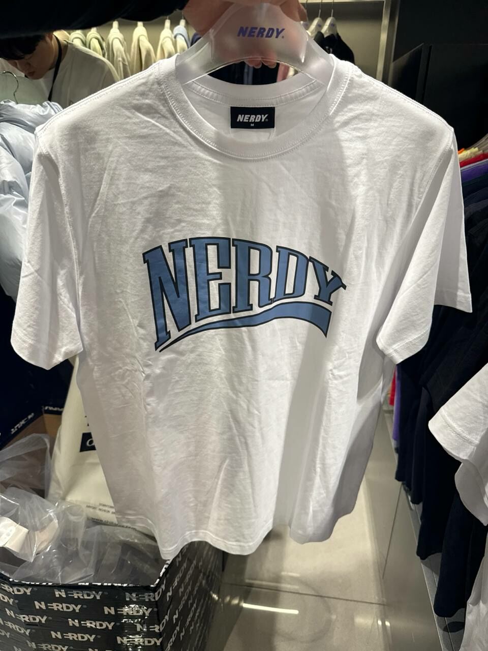 [K] NERDY BIG ARCH LOGO S/S T-SHIRT, WHITE, PNEU24ST200005 (KN394)