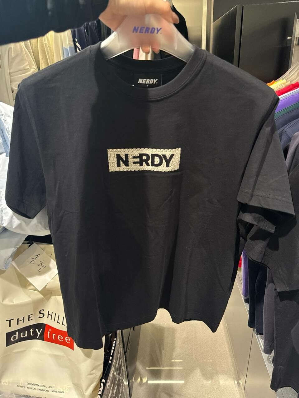 [K] NERDY BLENK FRAME LOGO S/S T-SHIRT, BLACK, PNEU24ST320104 (KN407)