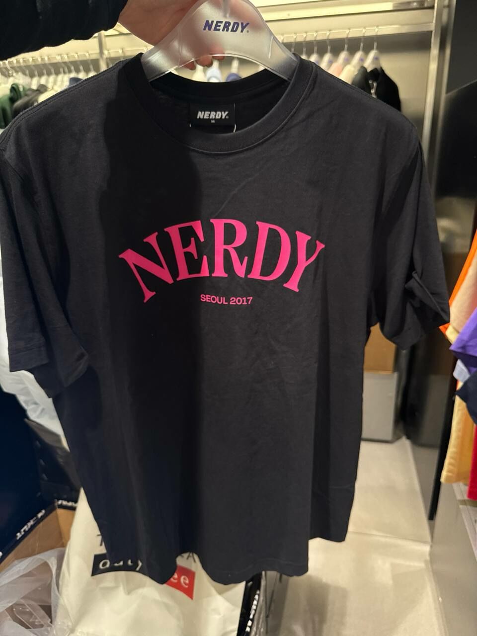 [K] NERDY SERIF ARCH LOGO S/S T-SHIRT, BLACK, PNEU24ST250105 (KN411)