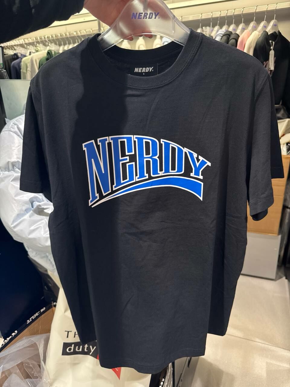 [K] NERDY BIG ARCH LOGO S/S T-SHIRT, BLACK, PNEU24ST200104 (KN413)