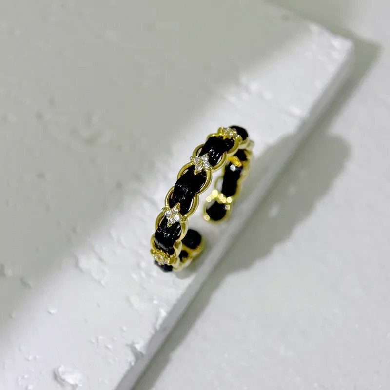 手穿皮革編織戒指