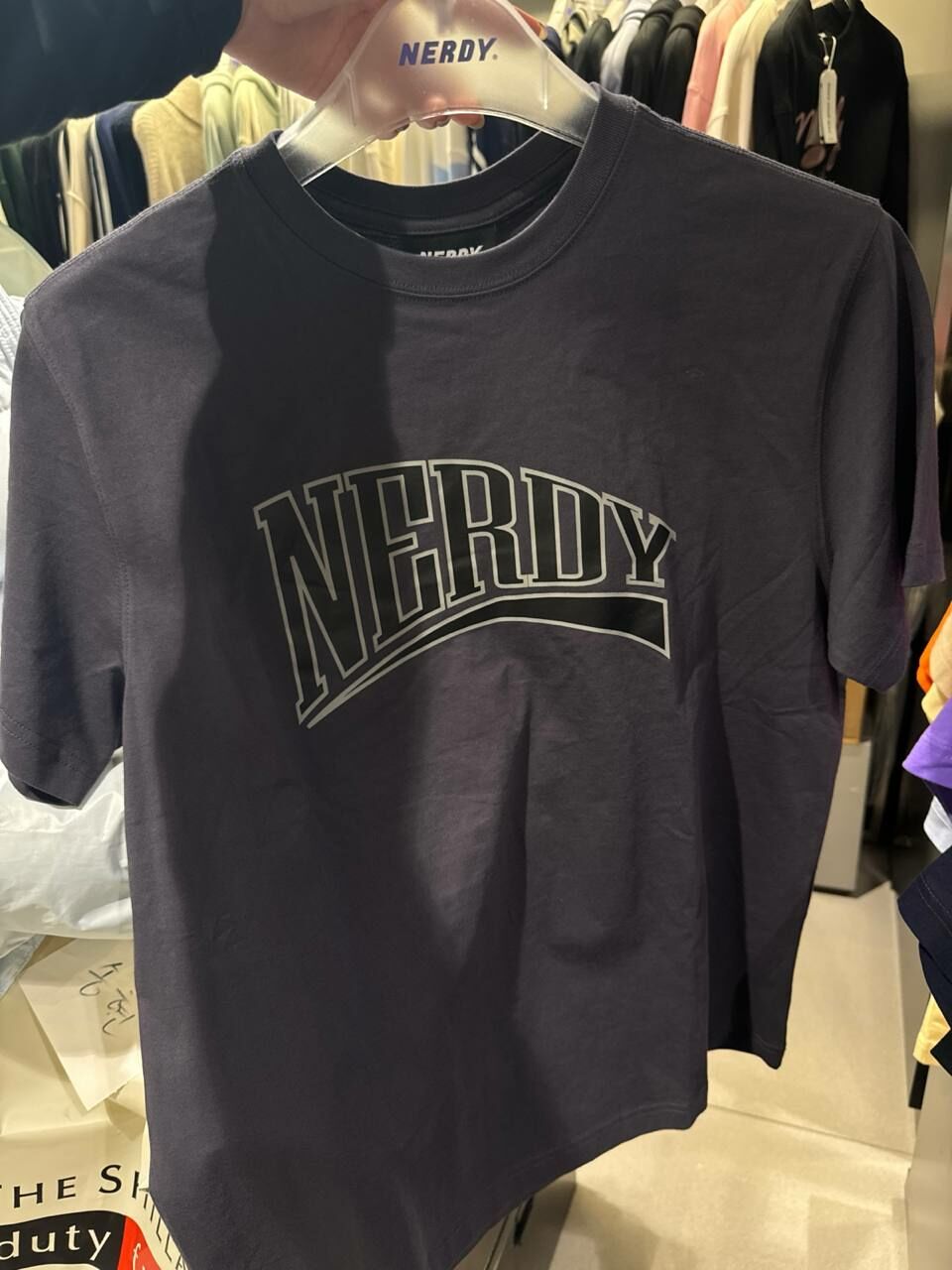 [K] NERDY BIG ARCH LOGO S/S T-SHIRT, CHARCOAL, PNEU24ST202003 (KN416)