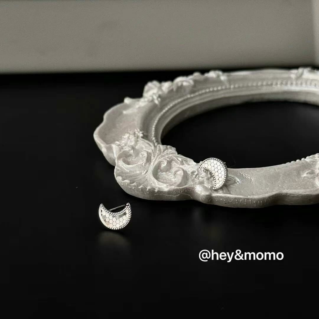 HM3415 ⚪️925 銀 碎冰月亮造型簡約耳環