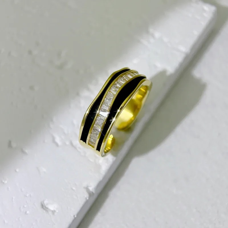 個性黑底鑲鑽戒指