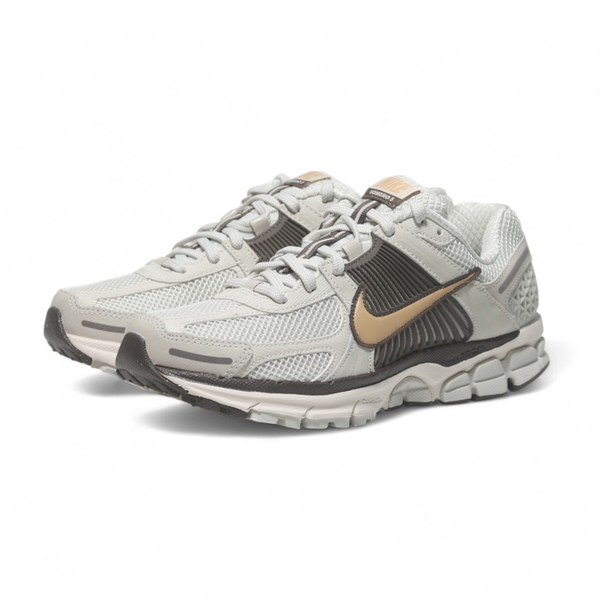 NIKE 慢跑鞋 W ZOOM VOMERO 5 米灰棕 復古 女 HM9657-001