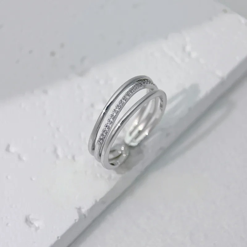 三圈弧形線鑽戒指