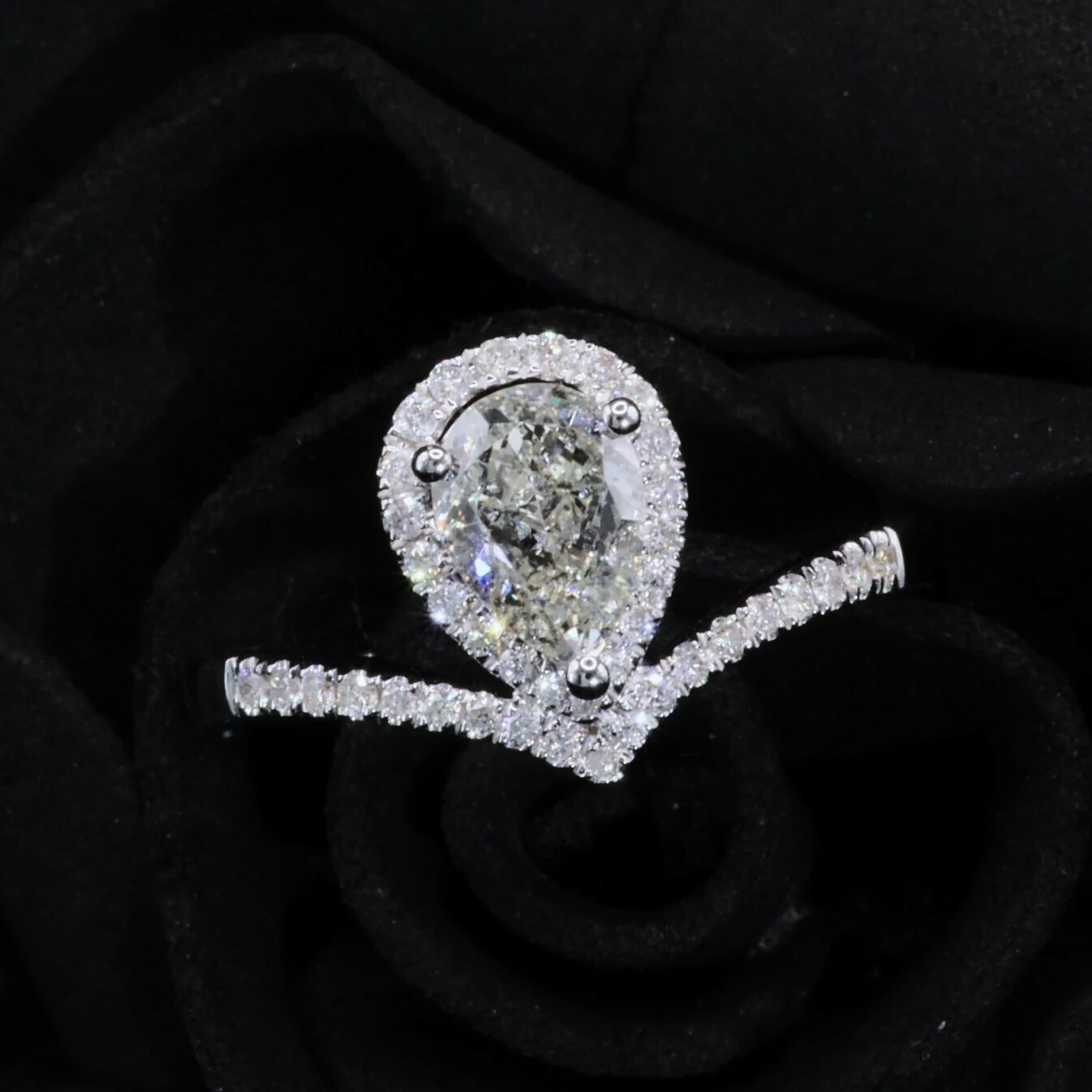 18K White Gold 0.94ct Pear Shaped Diamond Ring