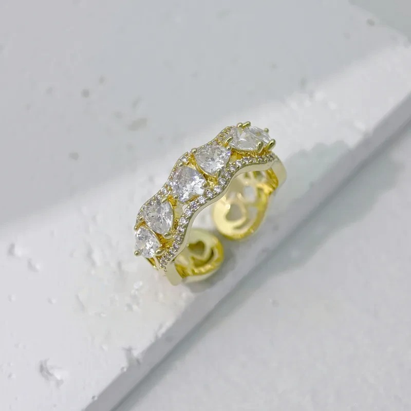 高雅心型鑽相肩戒指