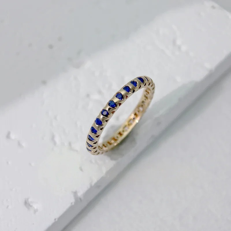 玫瑰金藍寶石間隔環繞戒指