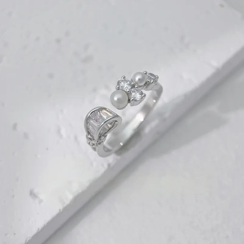 高雅珍珠鑲鑽戒指