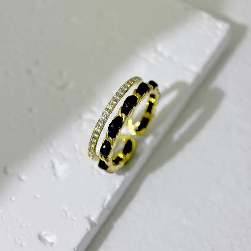 手穿皮革雙圈鑲鑽戒指