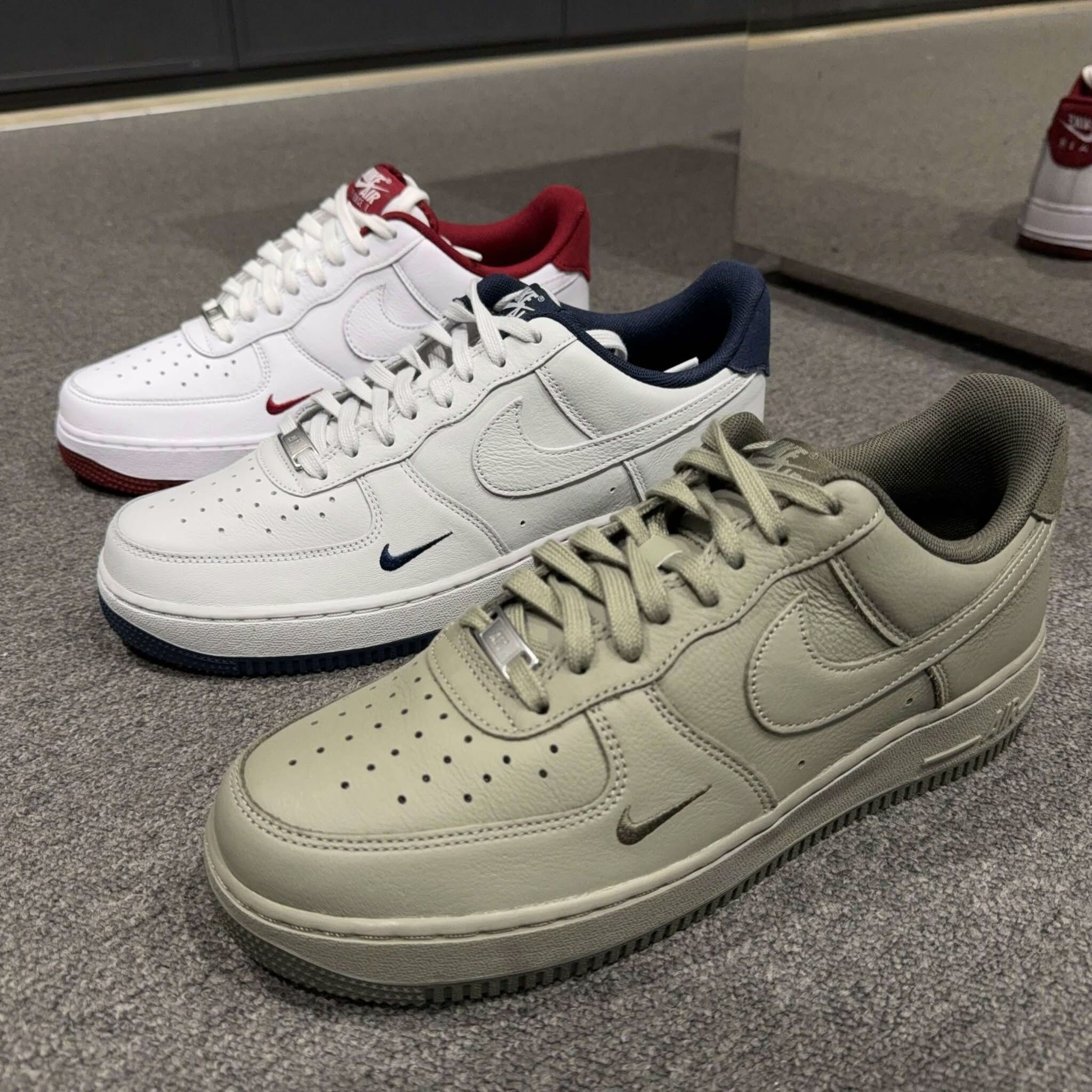 Nike Air Force 1 '07 Lv8 刺繡小勾 白藍hm9483-001、白紅hm9483-100、軍綠hm9483-300