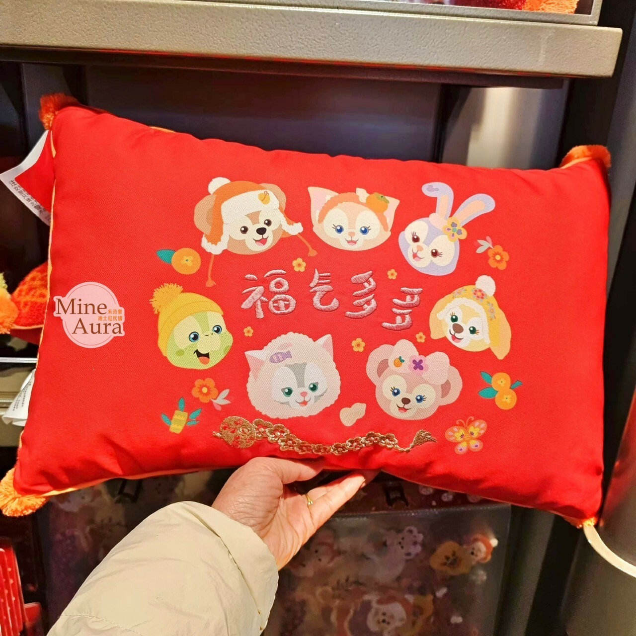 (限時特價) 2025 新春限定 達菲 Duffy 與好友們 毛球 刺繡圖案 抱枕 靠墊 -上海迪士尼樂園