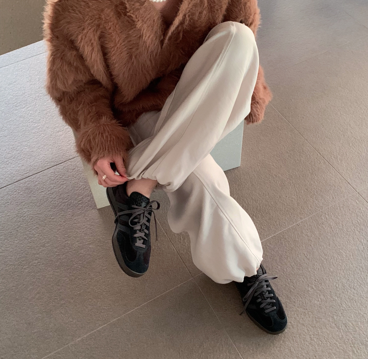 Adidas Originals Gazelle 碳黑色 焦糖底 天鵝絨 女款 JI2712/預購