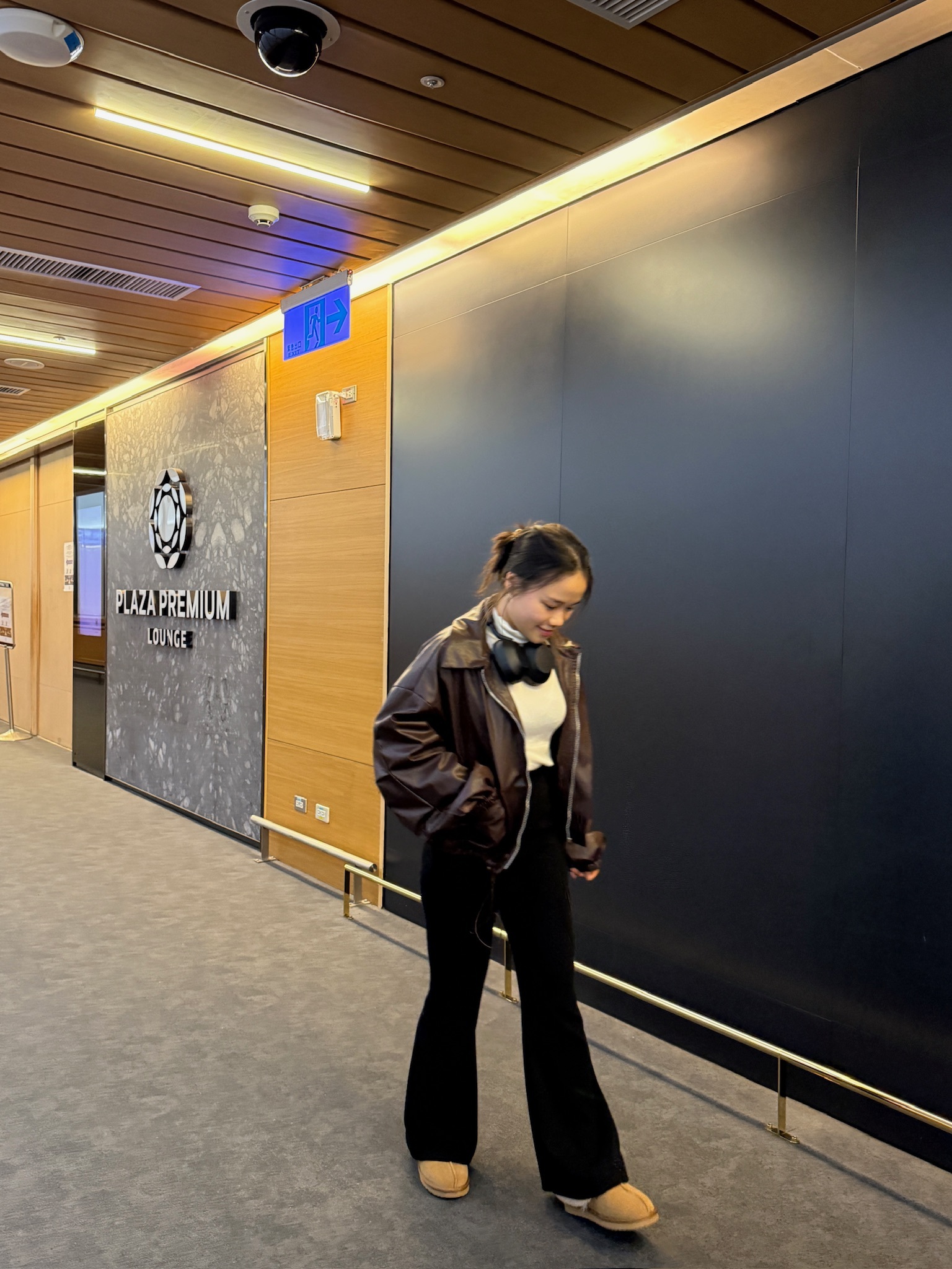 梳乎梳乎！暗紋絨棉黑色喇叭褲