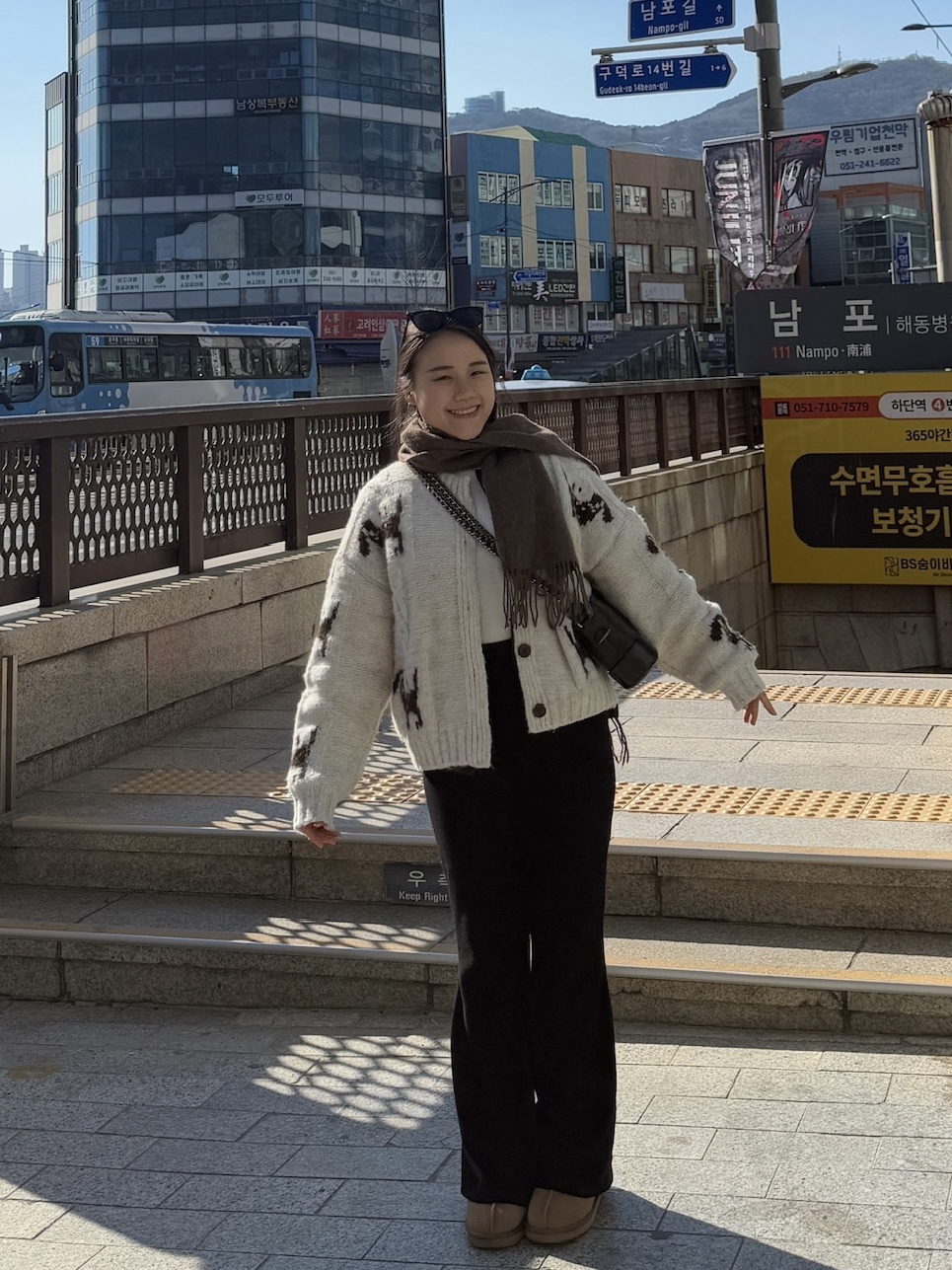 梳乎梳乎！暗紋絨棉黑色喇叭褲