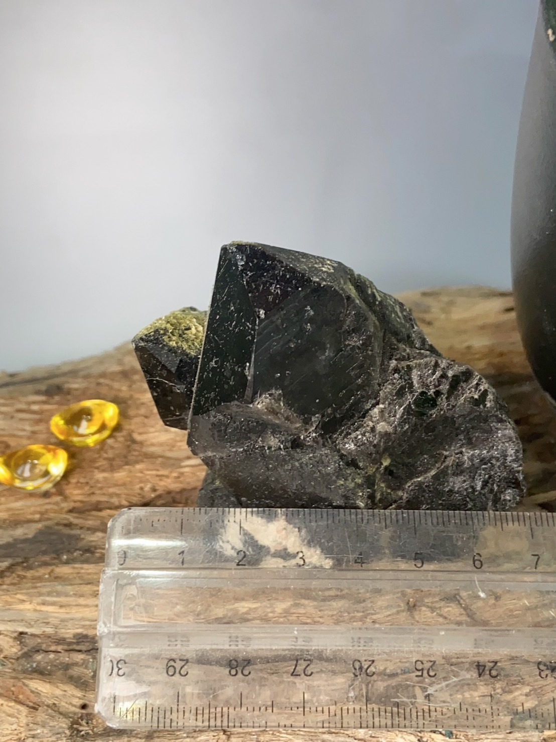 黑水晶綠簾石共生