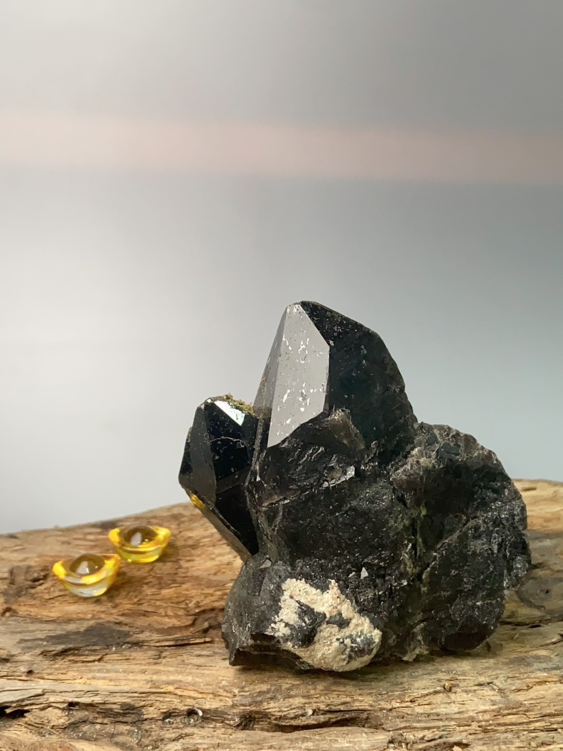 黑水晶綠簾石共生