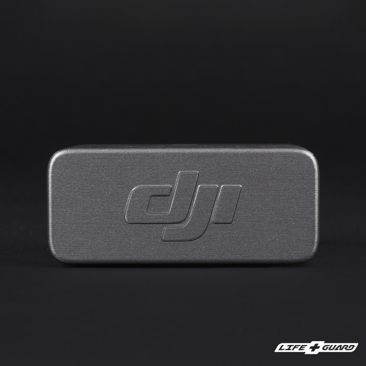 髮絲鈦貼膜質感，LIFE+GUARD 設計風格