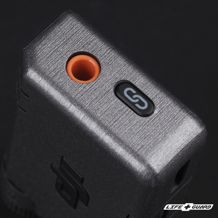 髮絲鈦貼膜質感特寫，LIFE+GUARD 設計風格