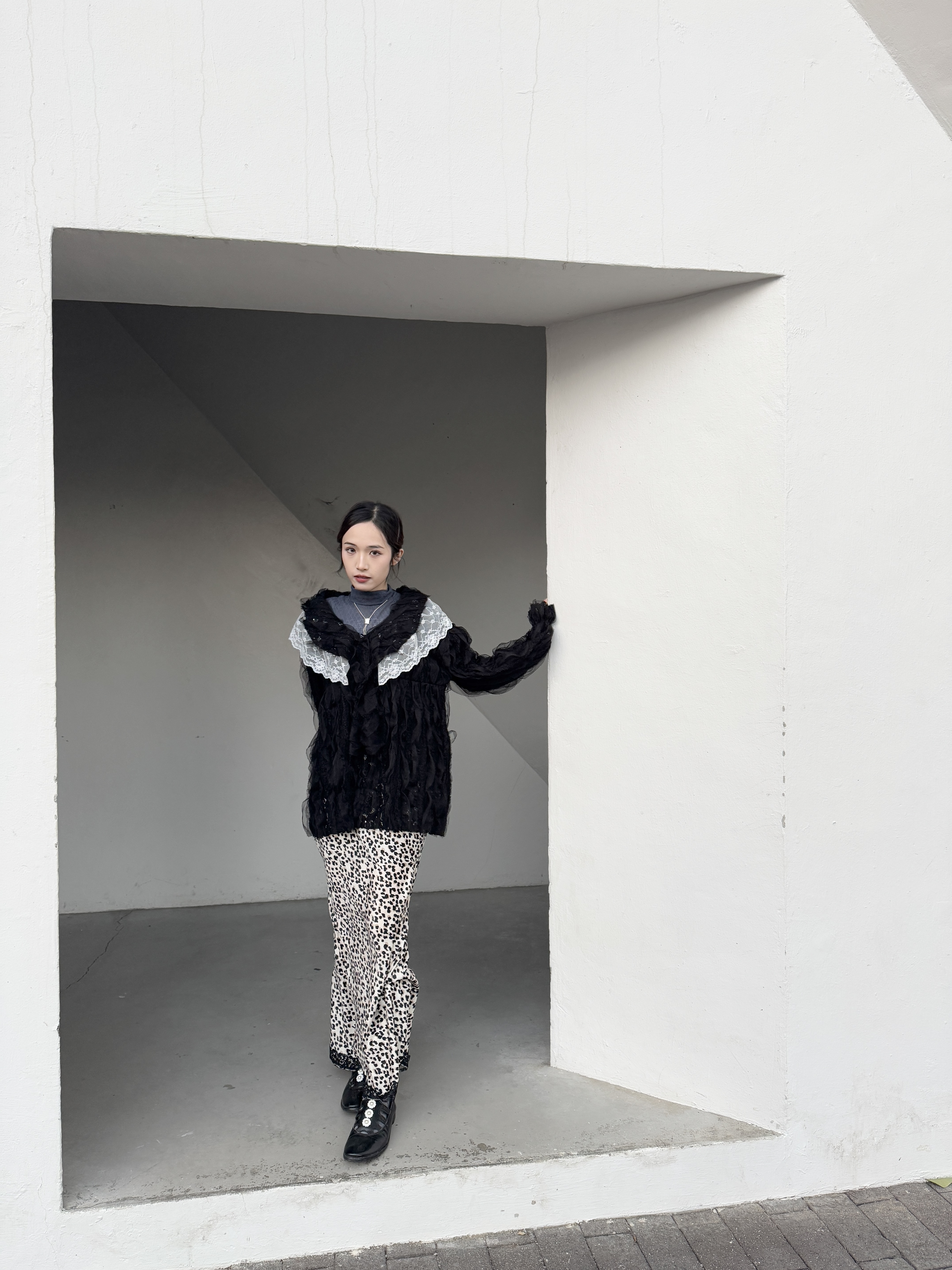 [兩色入] 扭扭荷葉邊lace撞色blouse( Black )