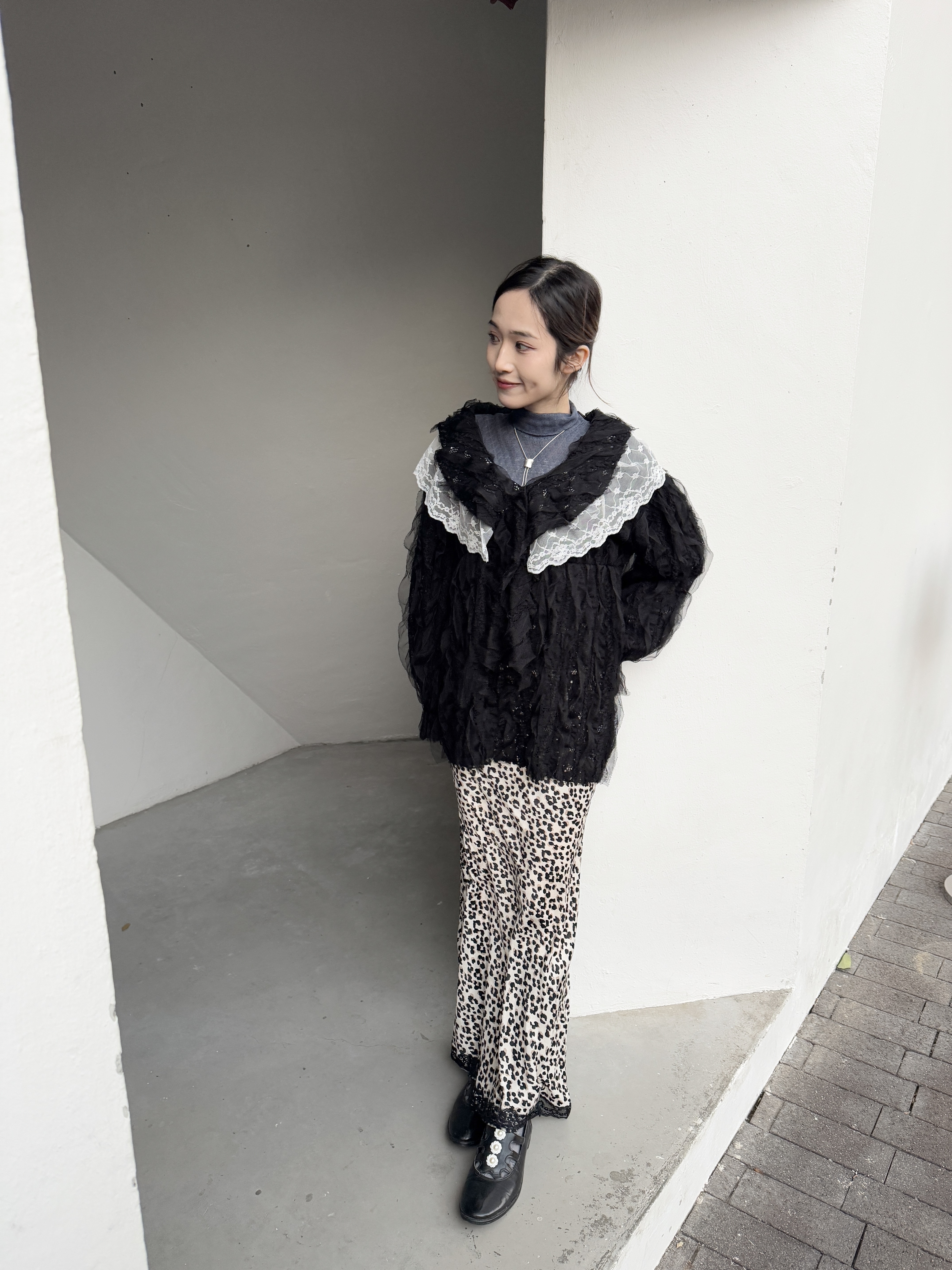 [兩色入] 扭扭荷葉邊lace撞色blouse( Black )