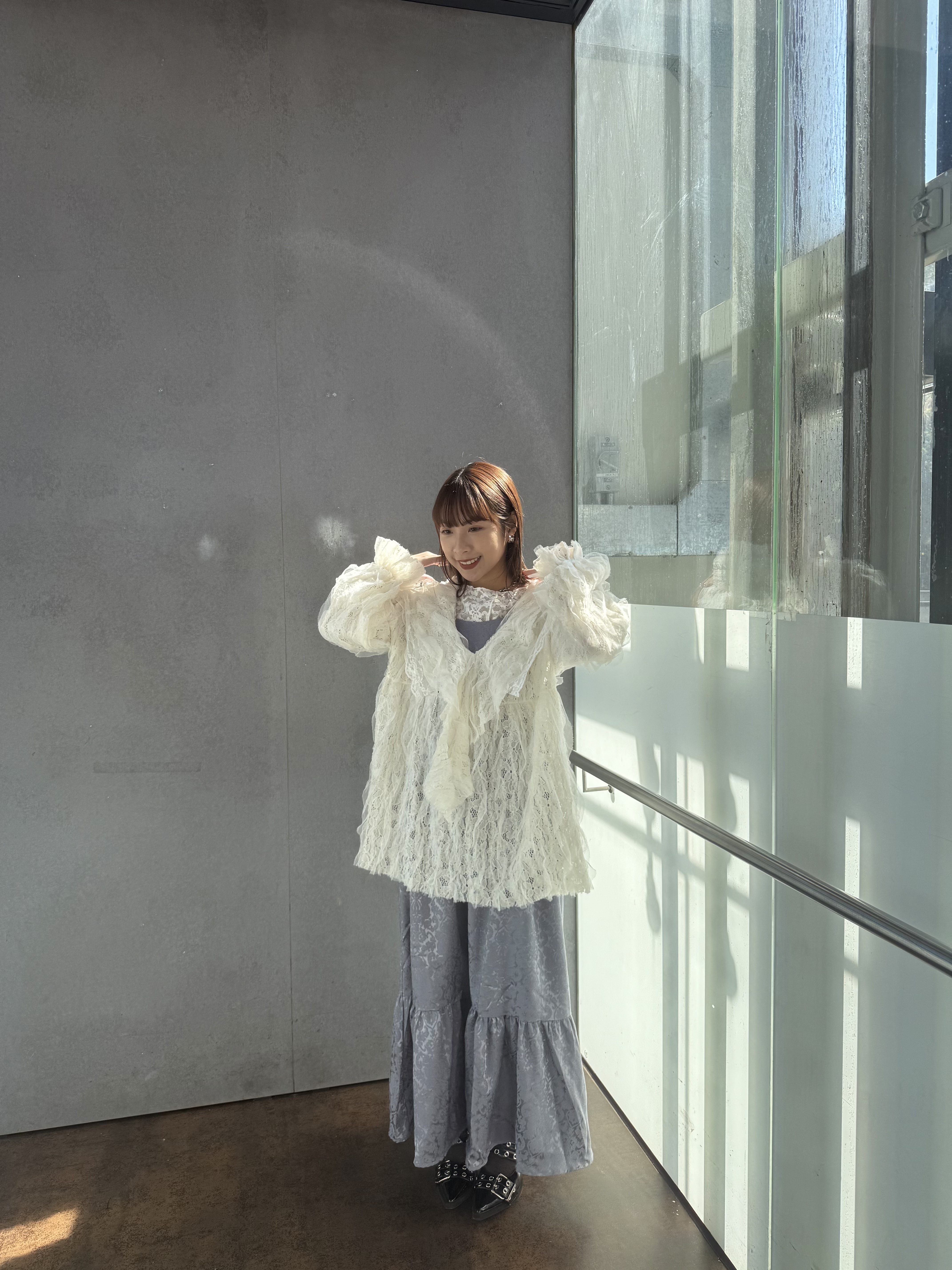 [兩色入] 扭扭荷葉邊lace撞色blouse( White )