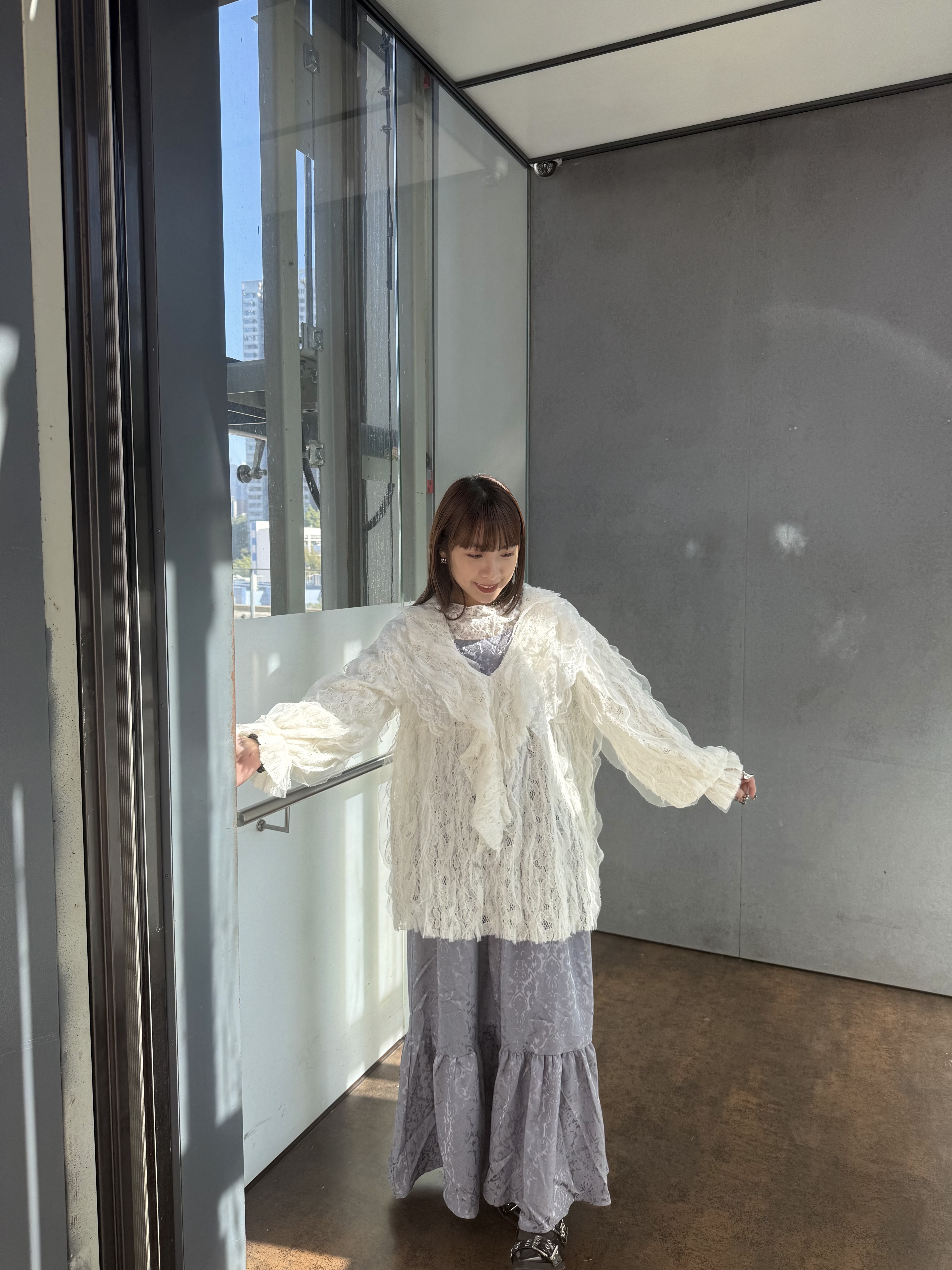 [兩色入] 扭扭荷葉邊lace撞色blouse( White )