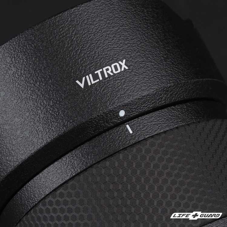 黑色砂紋貼膜質感特寫，LIFE+GUARD 設計風格