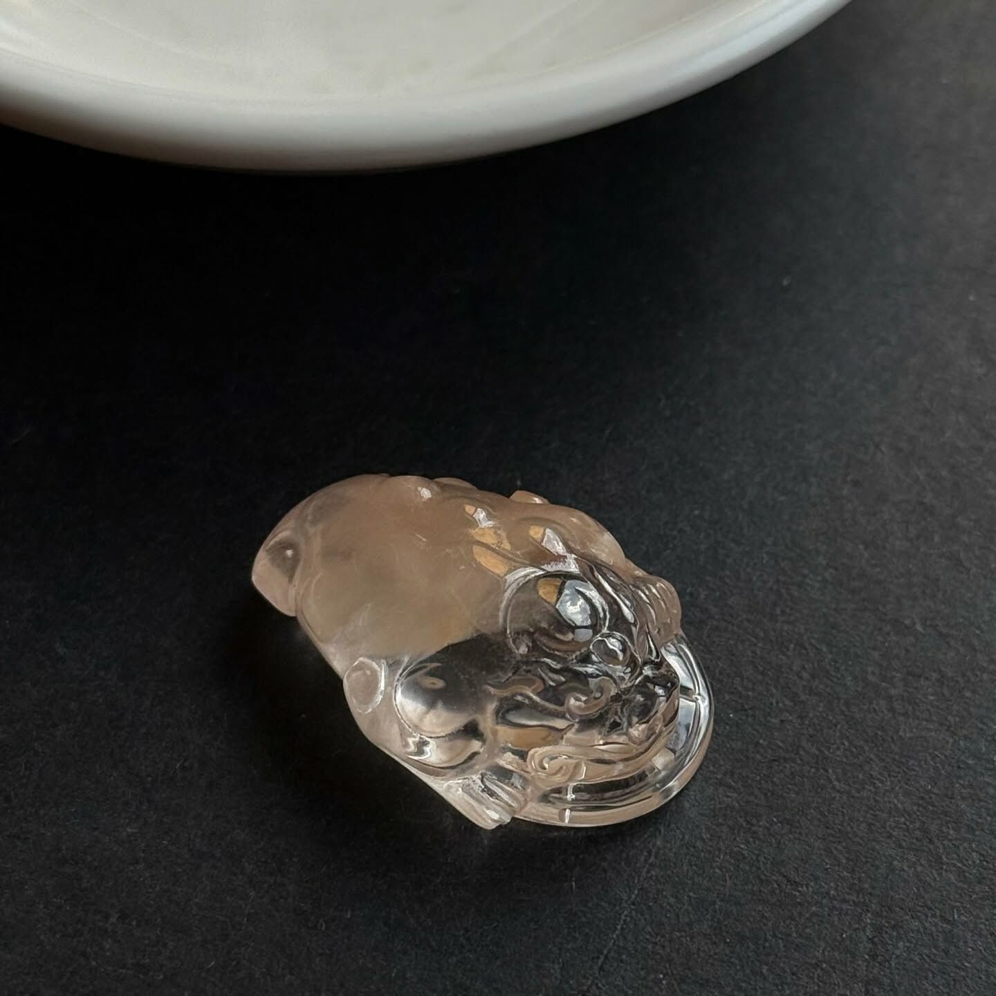 [原石] 紅兔毛 招財金蟾 水晶雕刻件