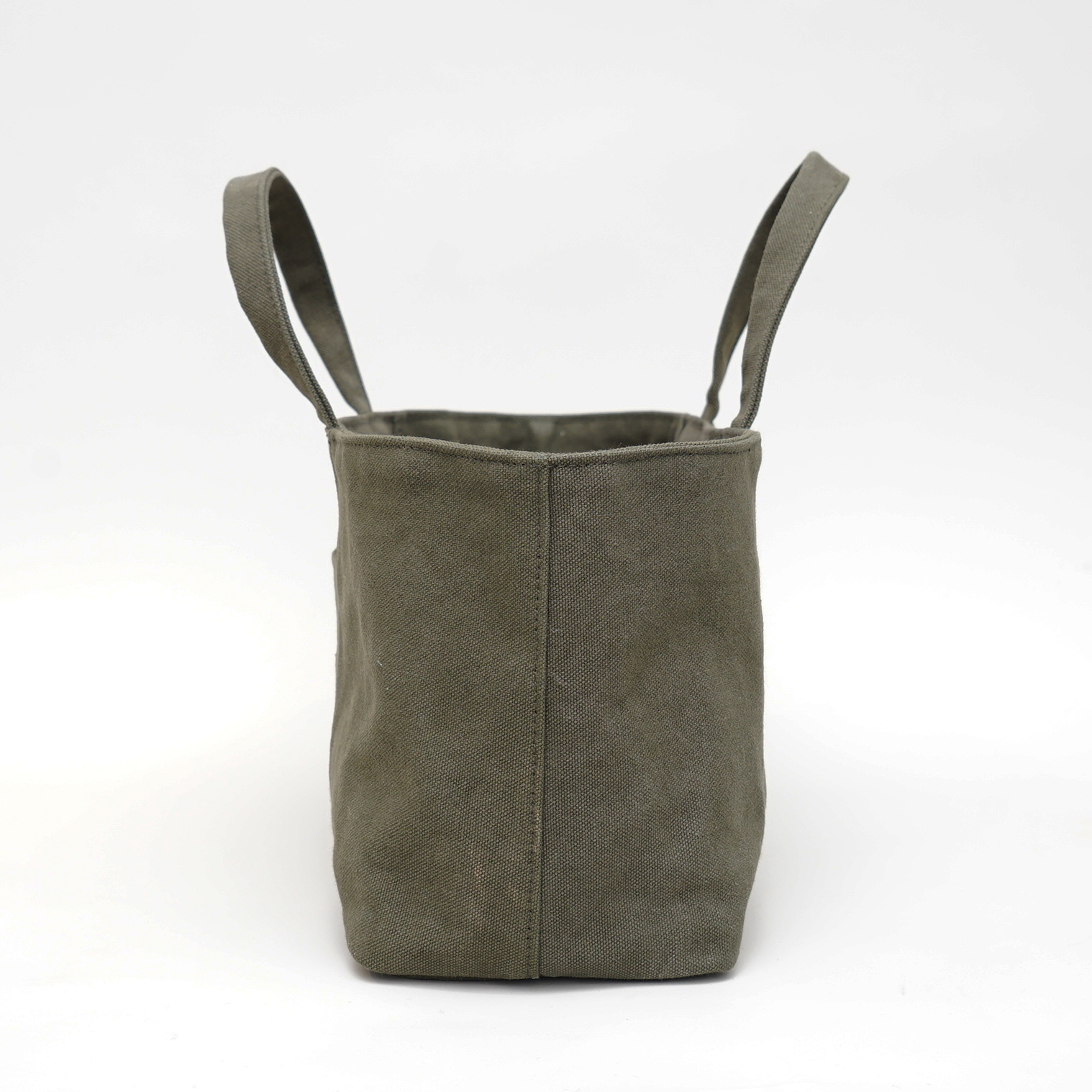 méng阿萌 軍綠色手提包正面展示，14盎司水洗加密帆布材質，搭配蘑菇LOGO與豬鼻子青古銅撞釘設計