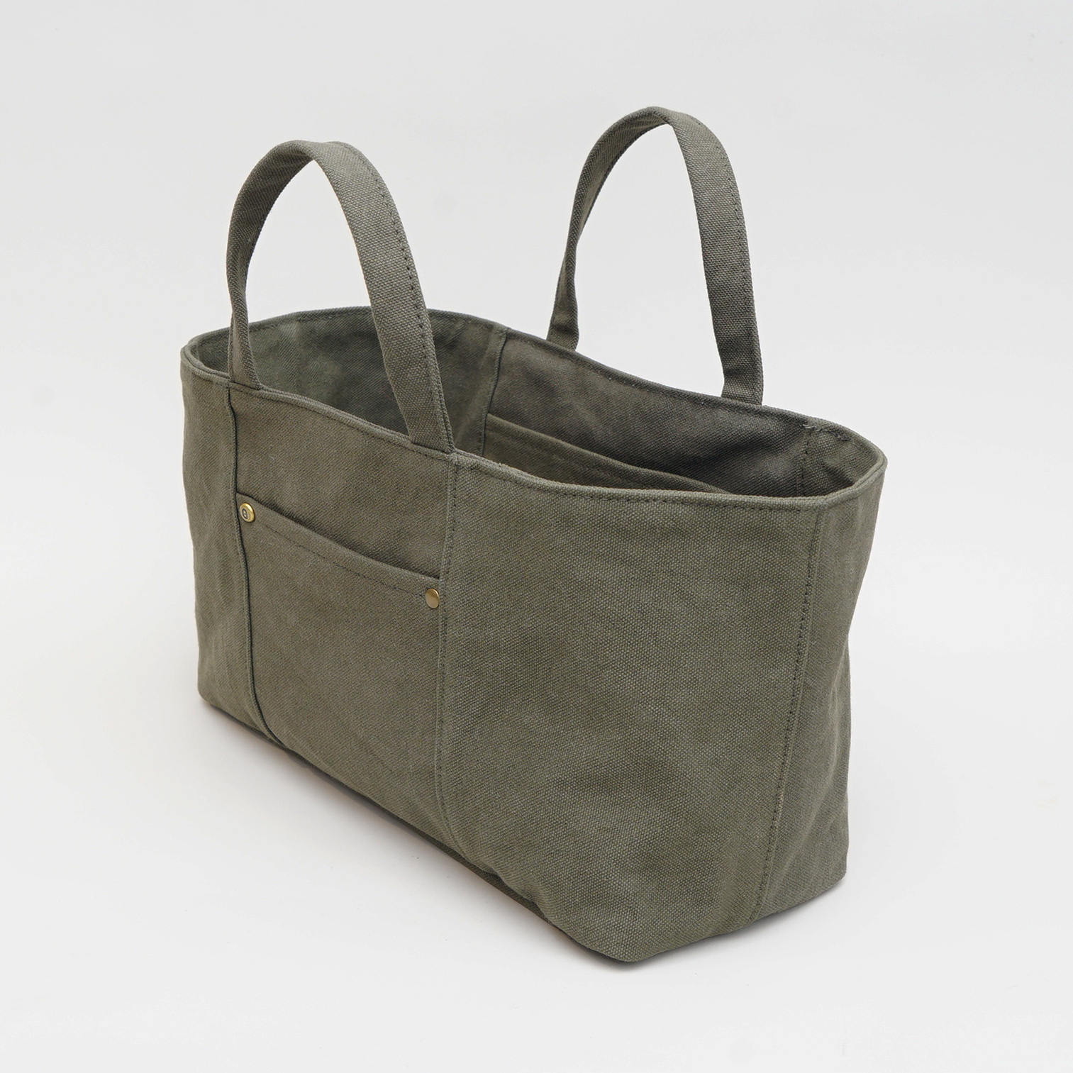 méng阿萌 軍綠色手提包正面展示，14盎司水洗加密帆布材質，搭配蘑菇LOGO與豬鼻子青古銅撞釘設計