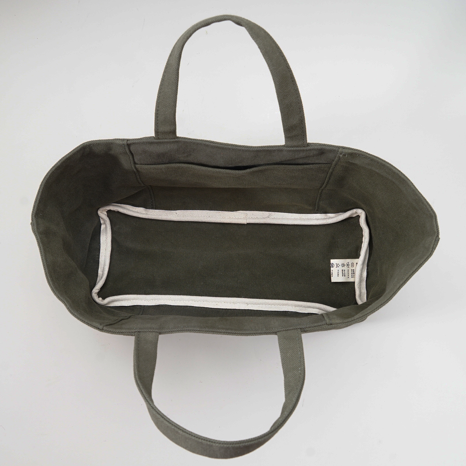 méng阿萌 軍綠色手提包正面展示，14盎司水洗加密帆布材質，搭配蘑菇LOGO與豬鼻子青古銅撞釘設計