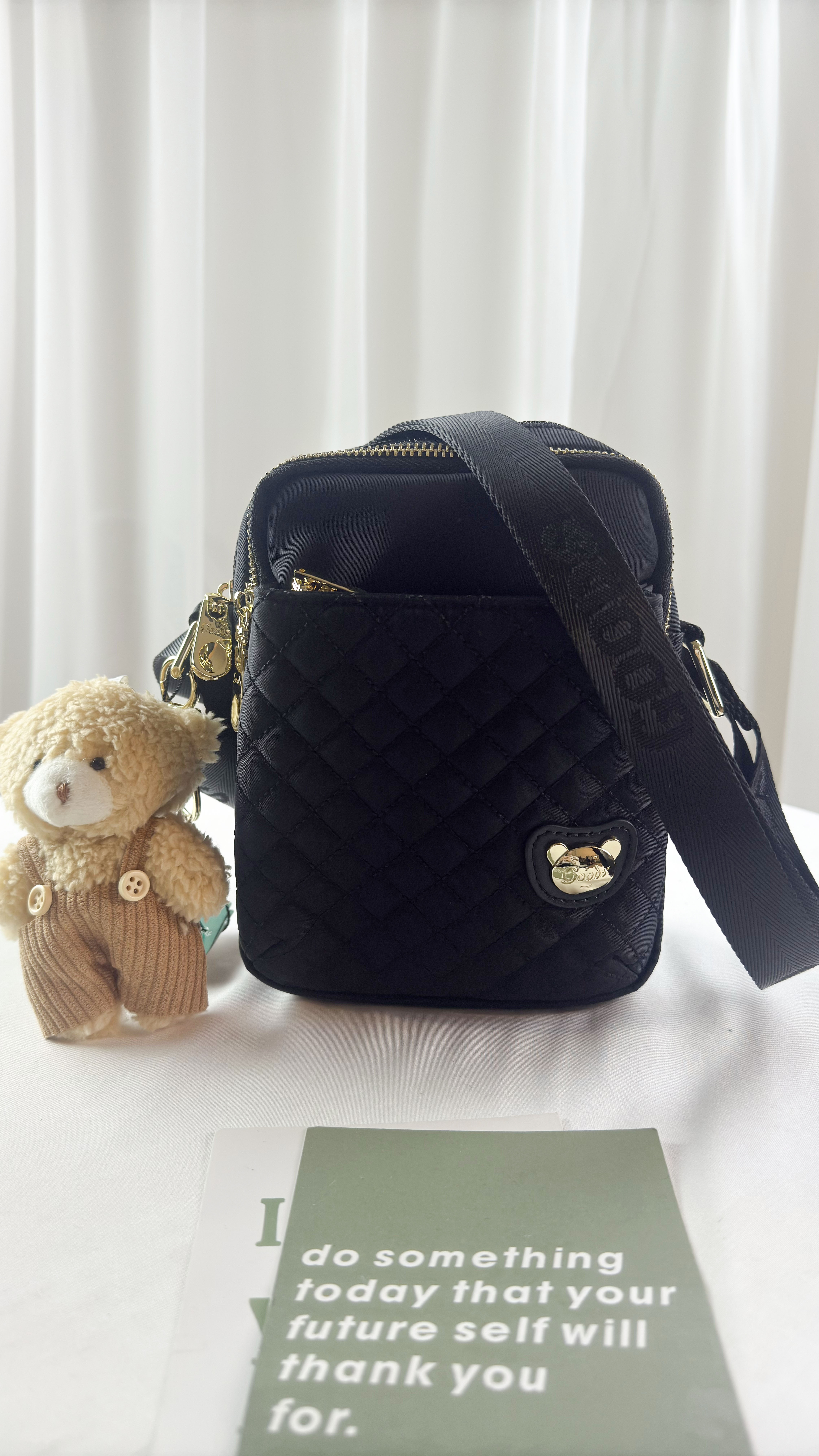 GOODS 黑色菱格紋防潑水側背包 附小熊吊飾  #2499